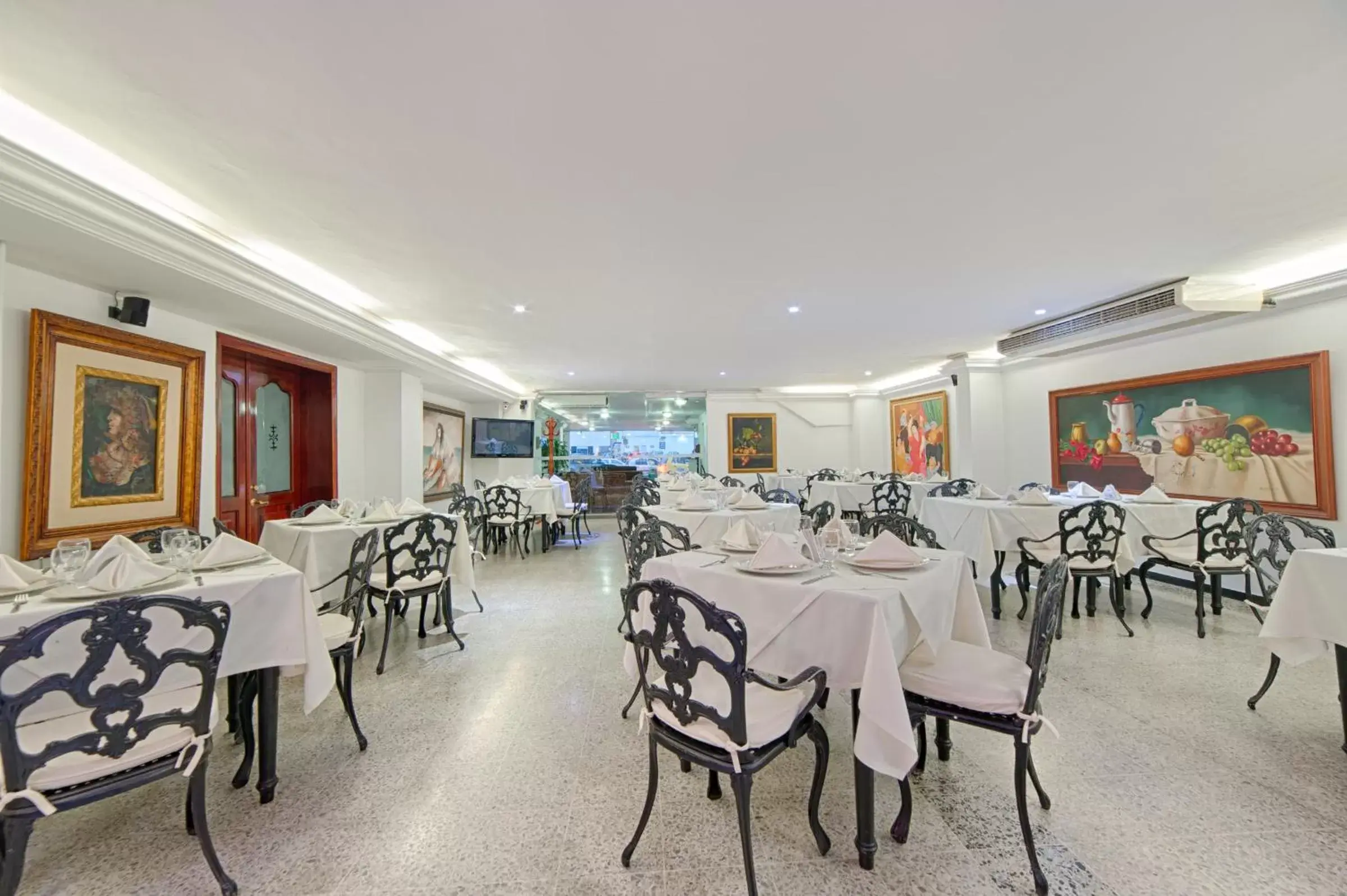 Restaurant/Places to Eat in Hotel Granada Real