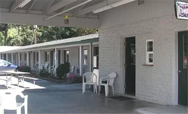 Facade/entrance in Forest Lodge Motel