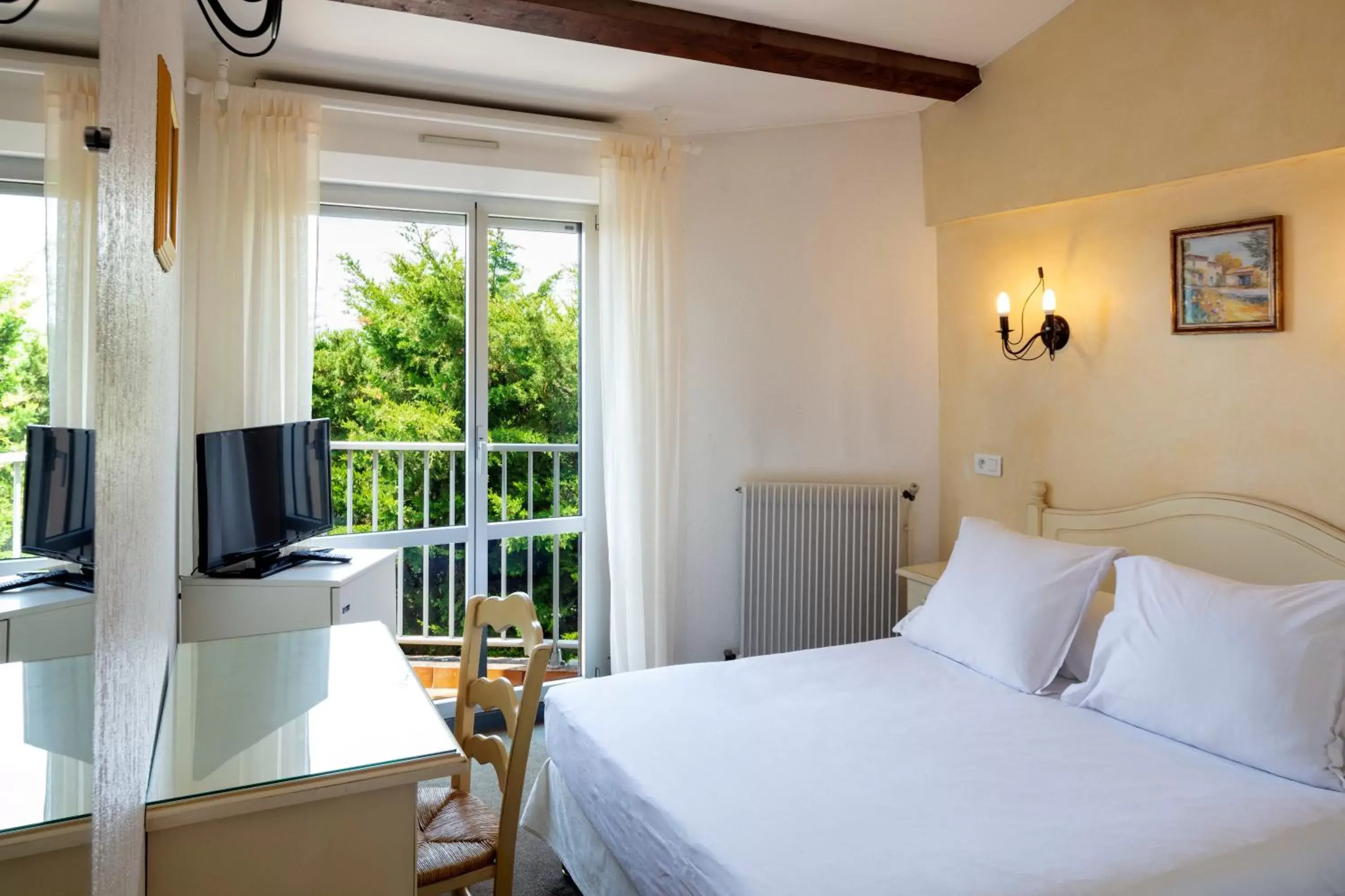 Bedroom, Bed in Hôtel Le Mozart