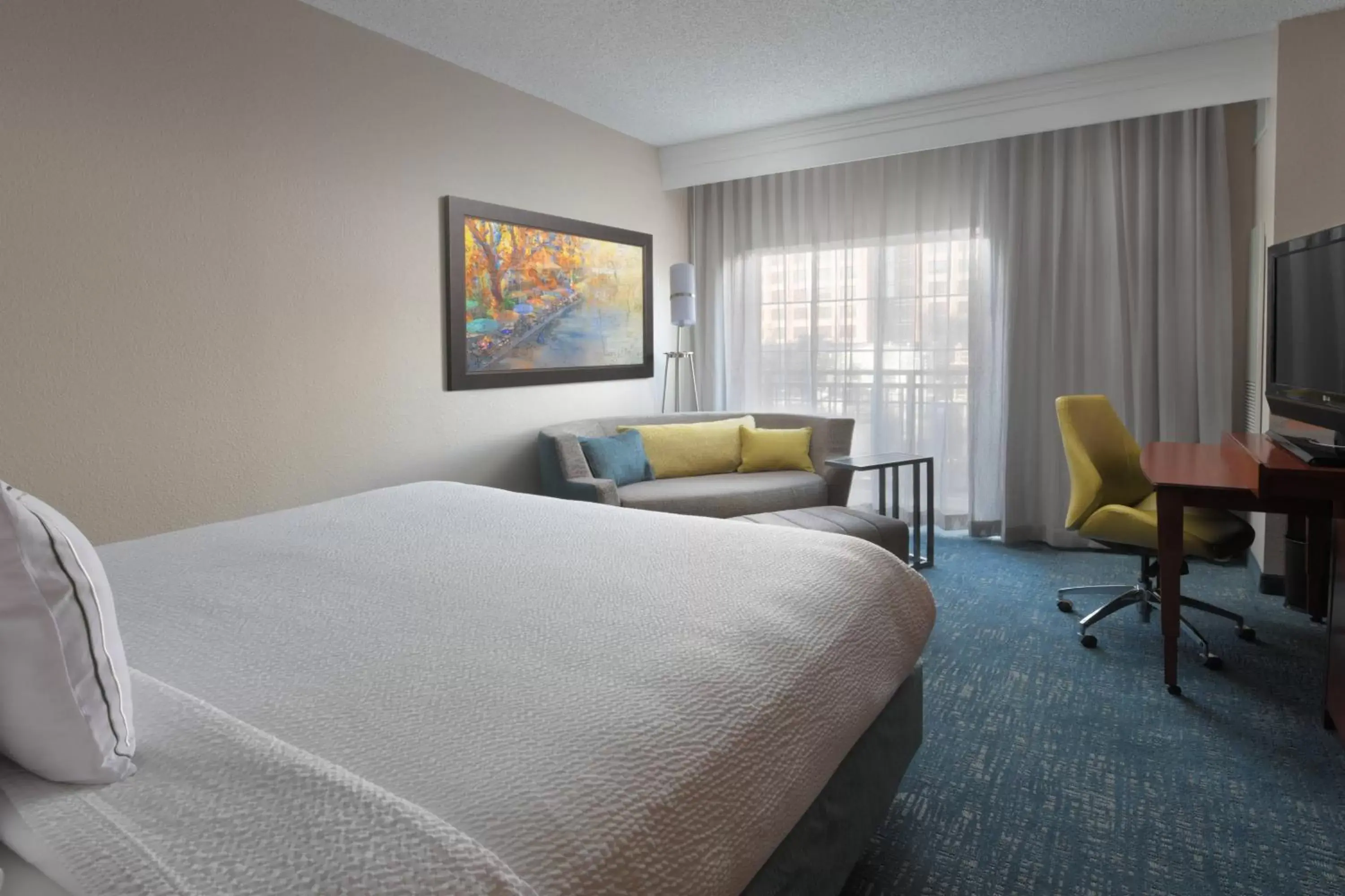 Photo of the whole room, Bed in Courtyard by Marriott San Antonio Riverwalk