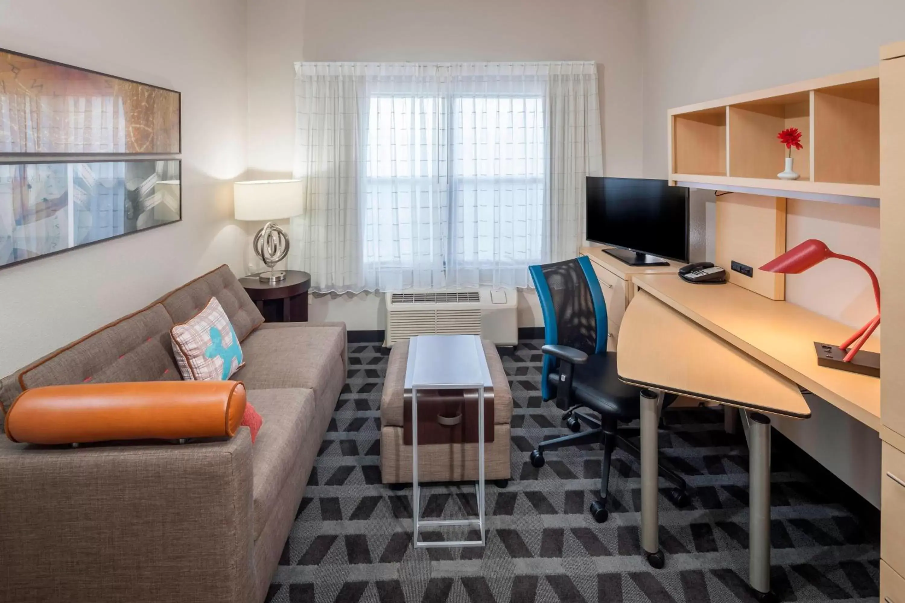 Living room, TV/Entertainment Center in TownePlace Suites Columbus