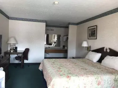 Photo of the whole room, Bed in Americas Inn Bardstown