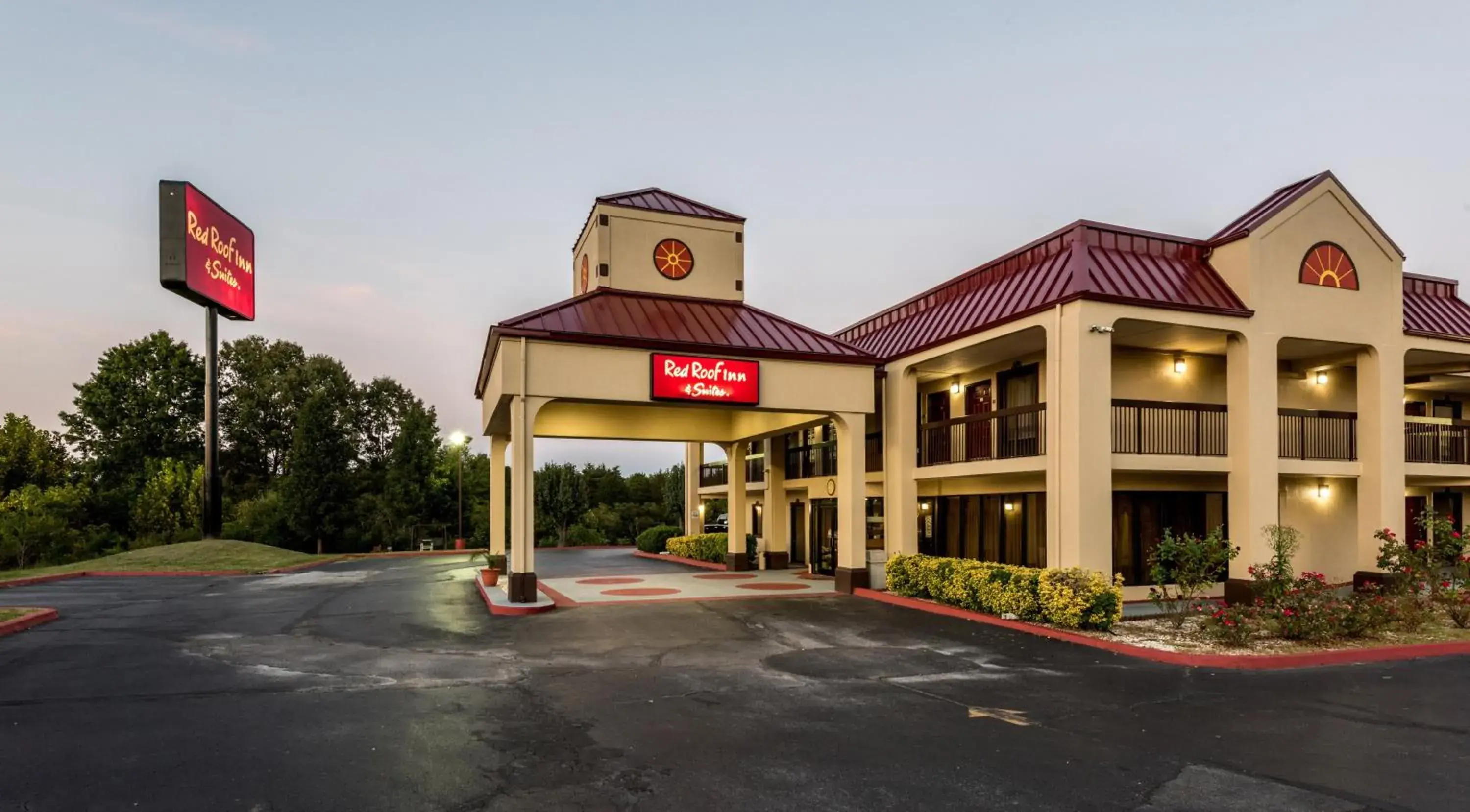 Property Building in Red Roof Inn & Suites Clinton