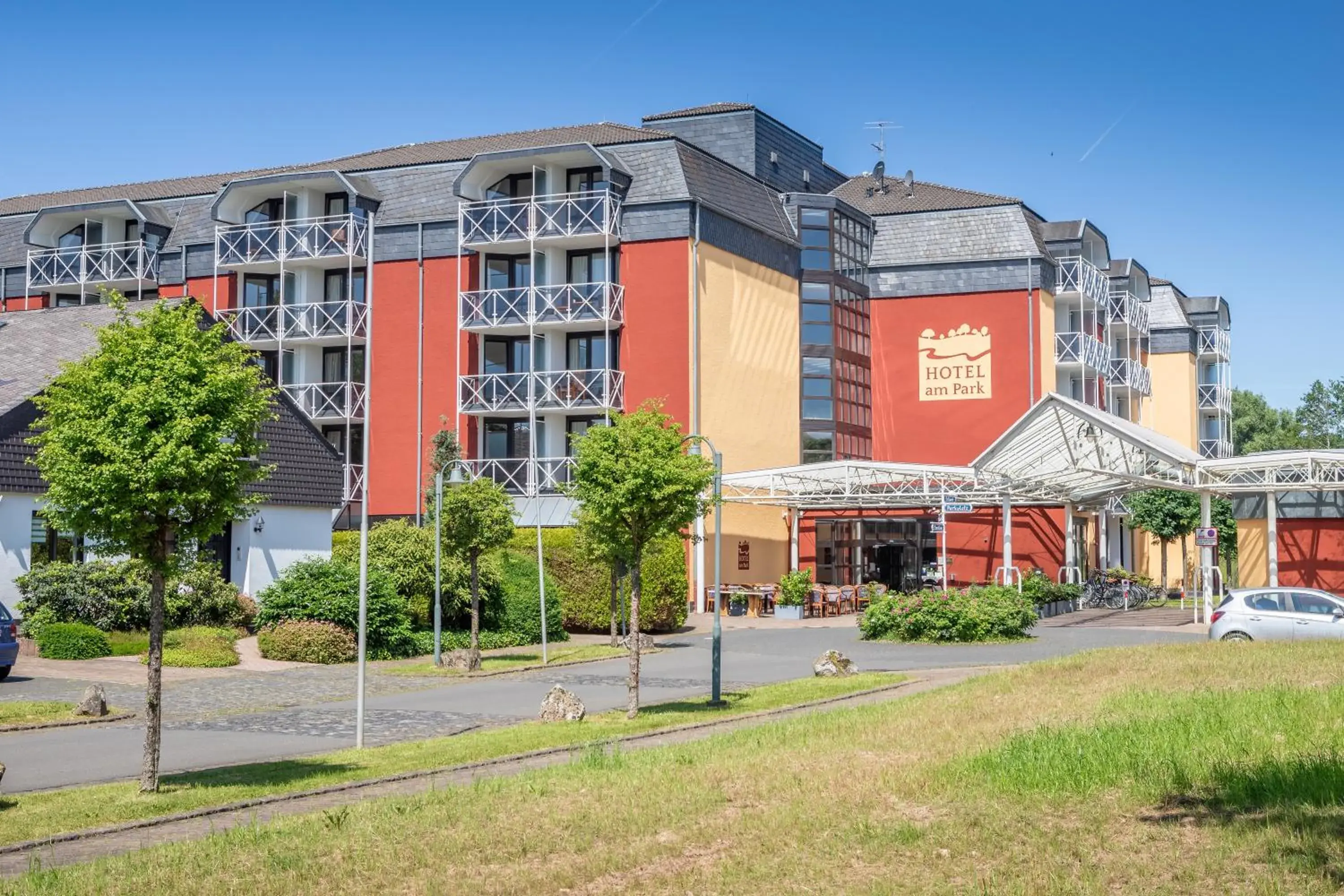 Facade/entrance, Property Building in Hotel am Park