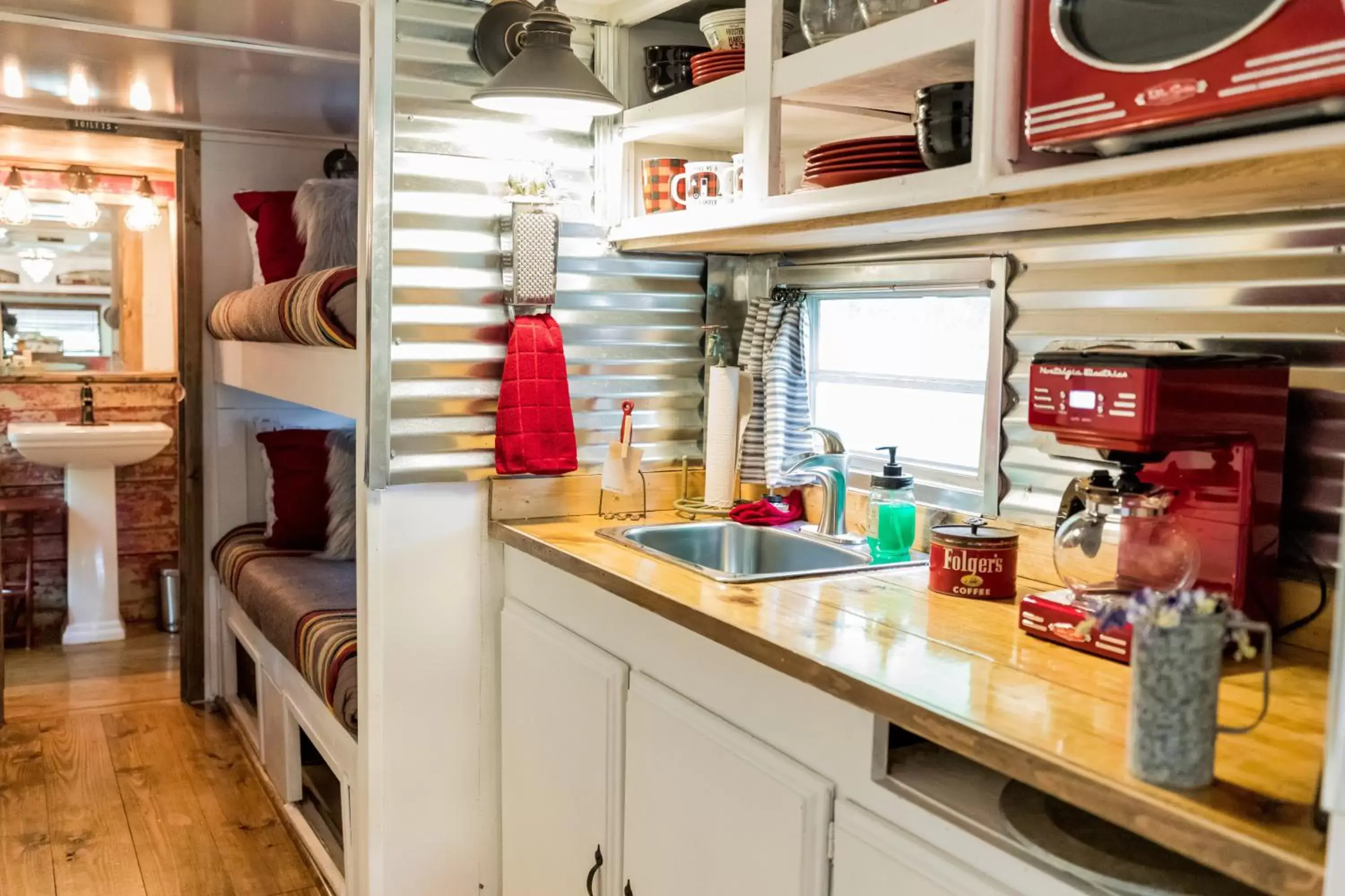 Kitchen/Kitchenette in Country Woods Inn