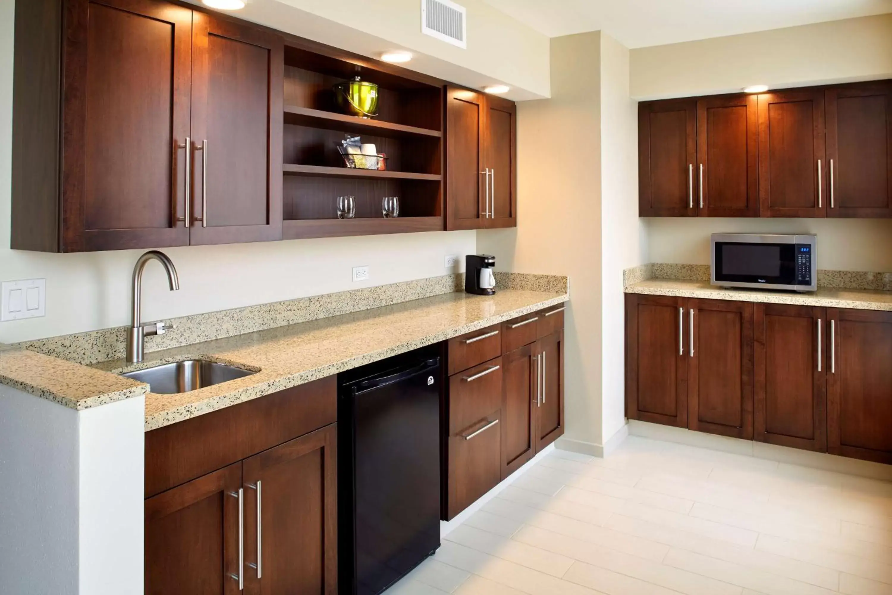 Photo of the whole room, Kitchen/Kitchenette in Hyatt Place Cleveland/Lyndhurst/Legacy Village