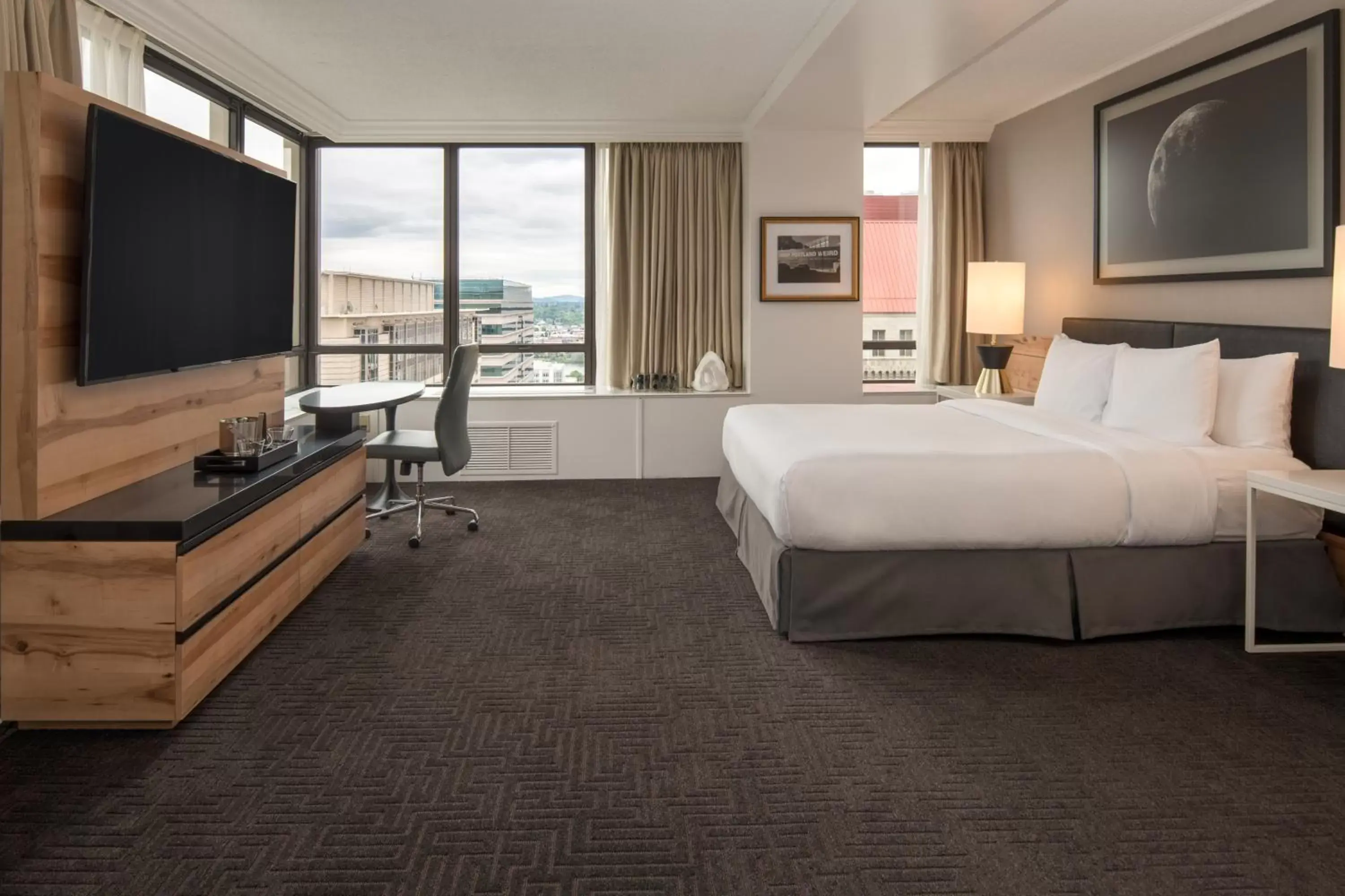 Bed, TV/Entertainment Center in Hilton Portland Downtown