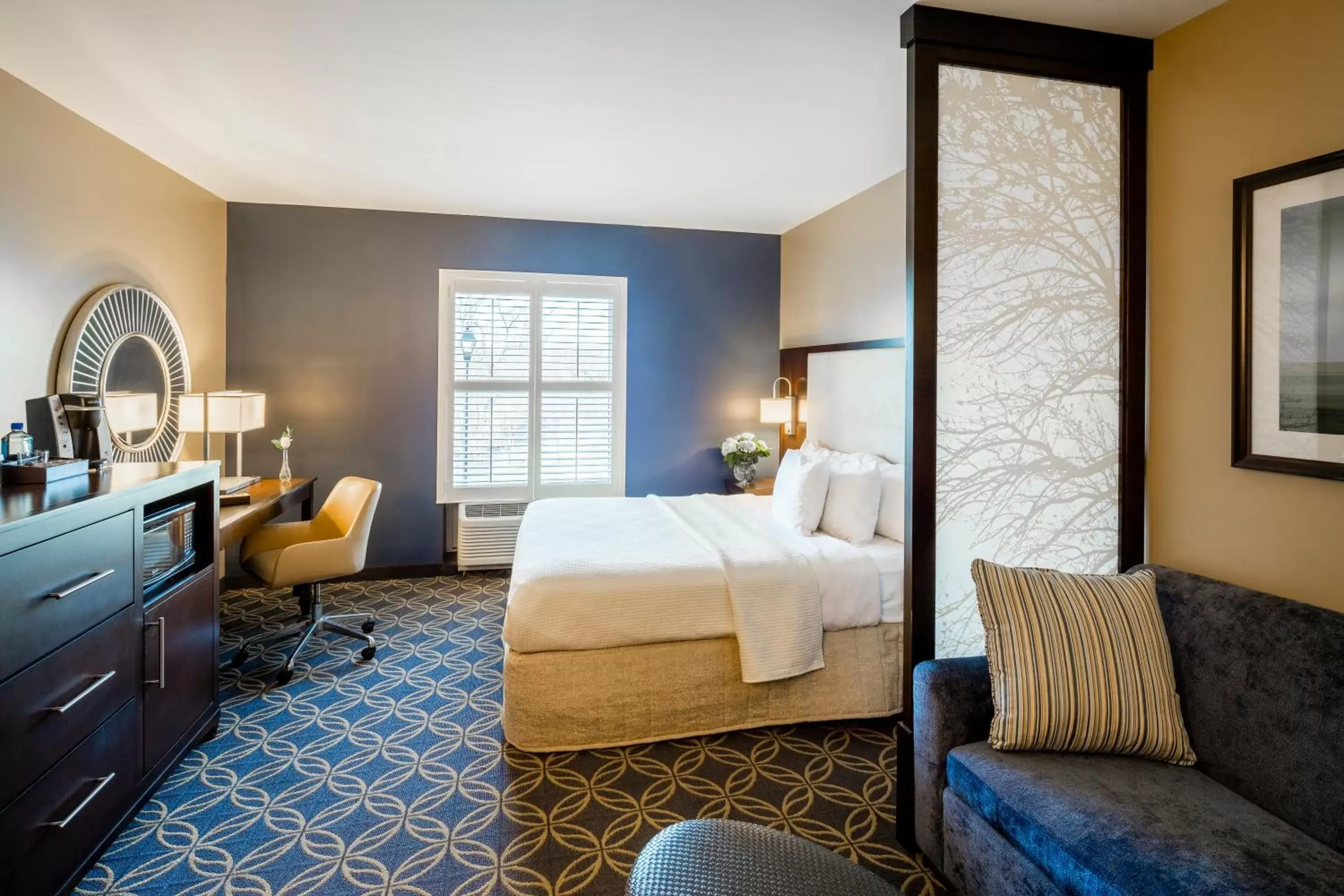 Day, Bed in Nationwide Hotel and Conference Center Day, Bed in Nationwide Hotel and Conference Center