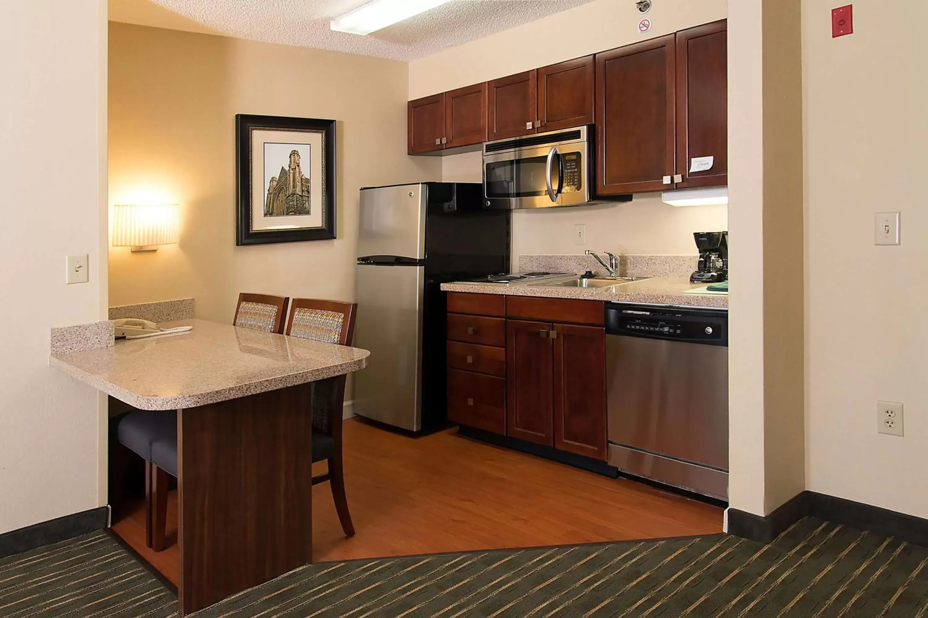 Living room, Kitchen/Kitchenette in Homewood Suites by Hilton Toronto Airport Corporate Centre