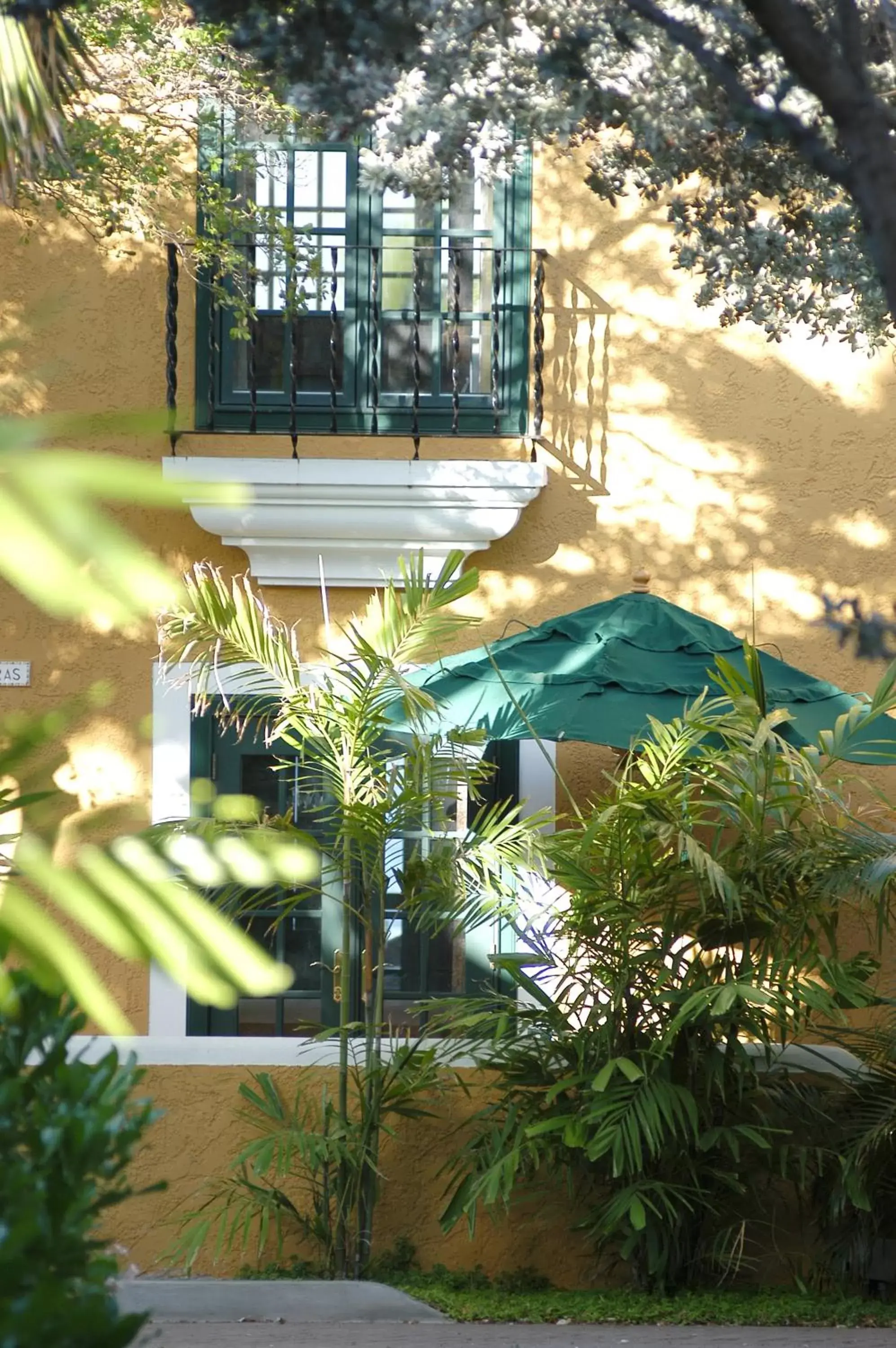 Inner courtyard view in Harbour Village Beach Club