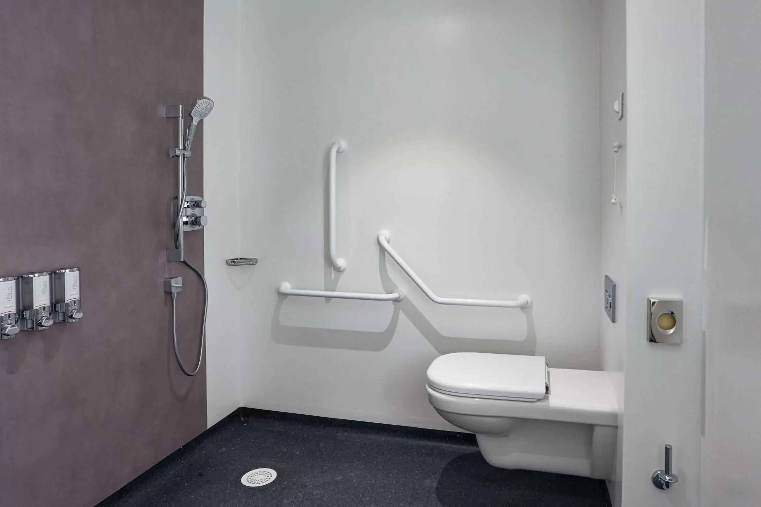 Bathroom in Hampton By Hilton Toulouse Airport