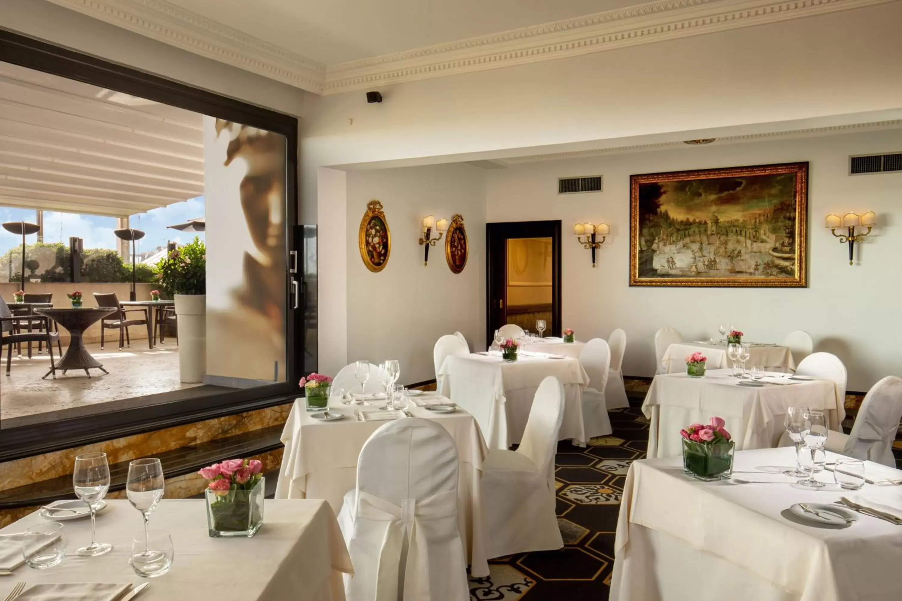 Restaurant/Places to Eat in Hotel Savoy