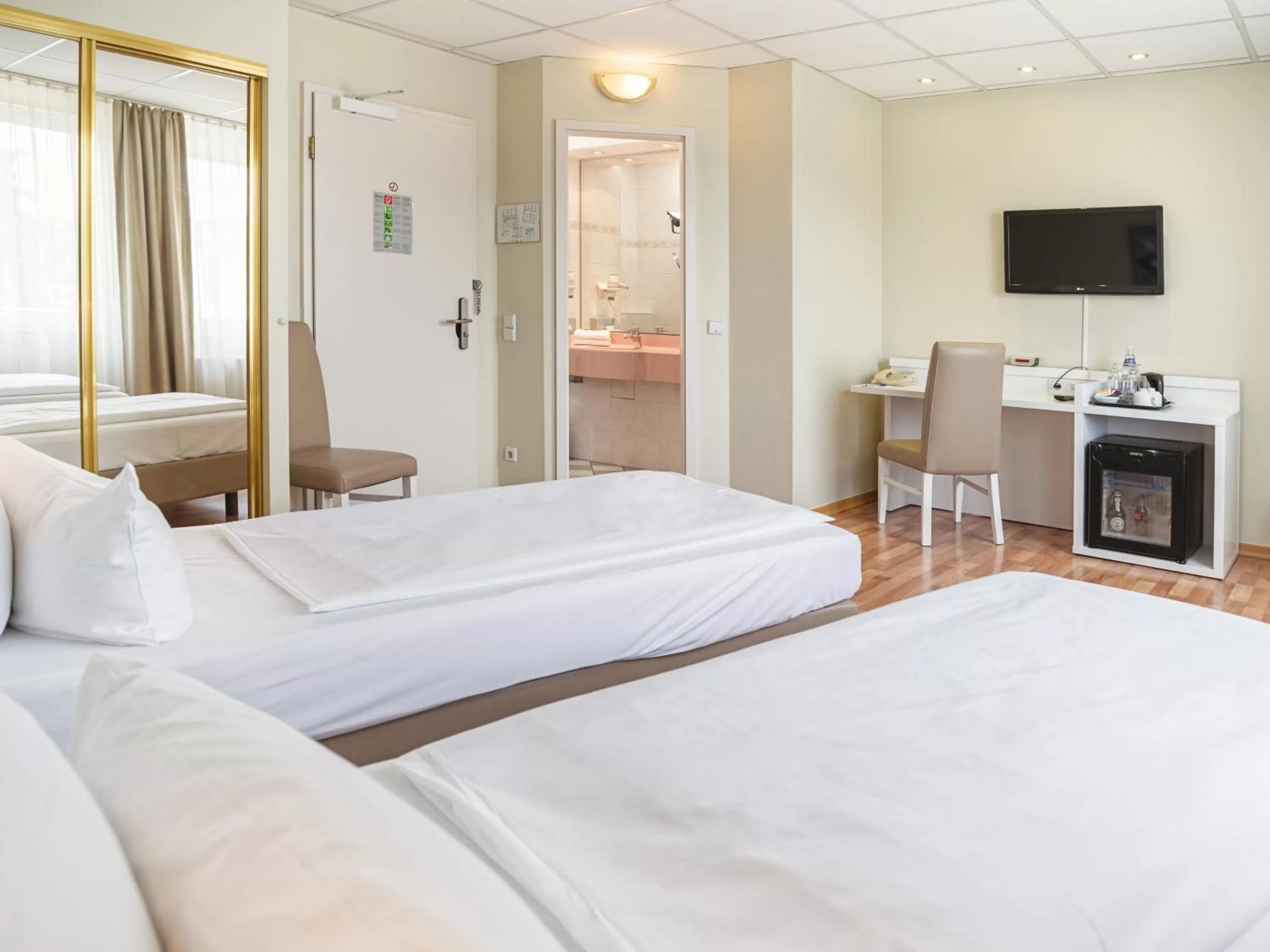 Photo of the whole room, Bed in Hotel am Schloß Köpenick by Golden Tulip