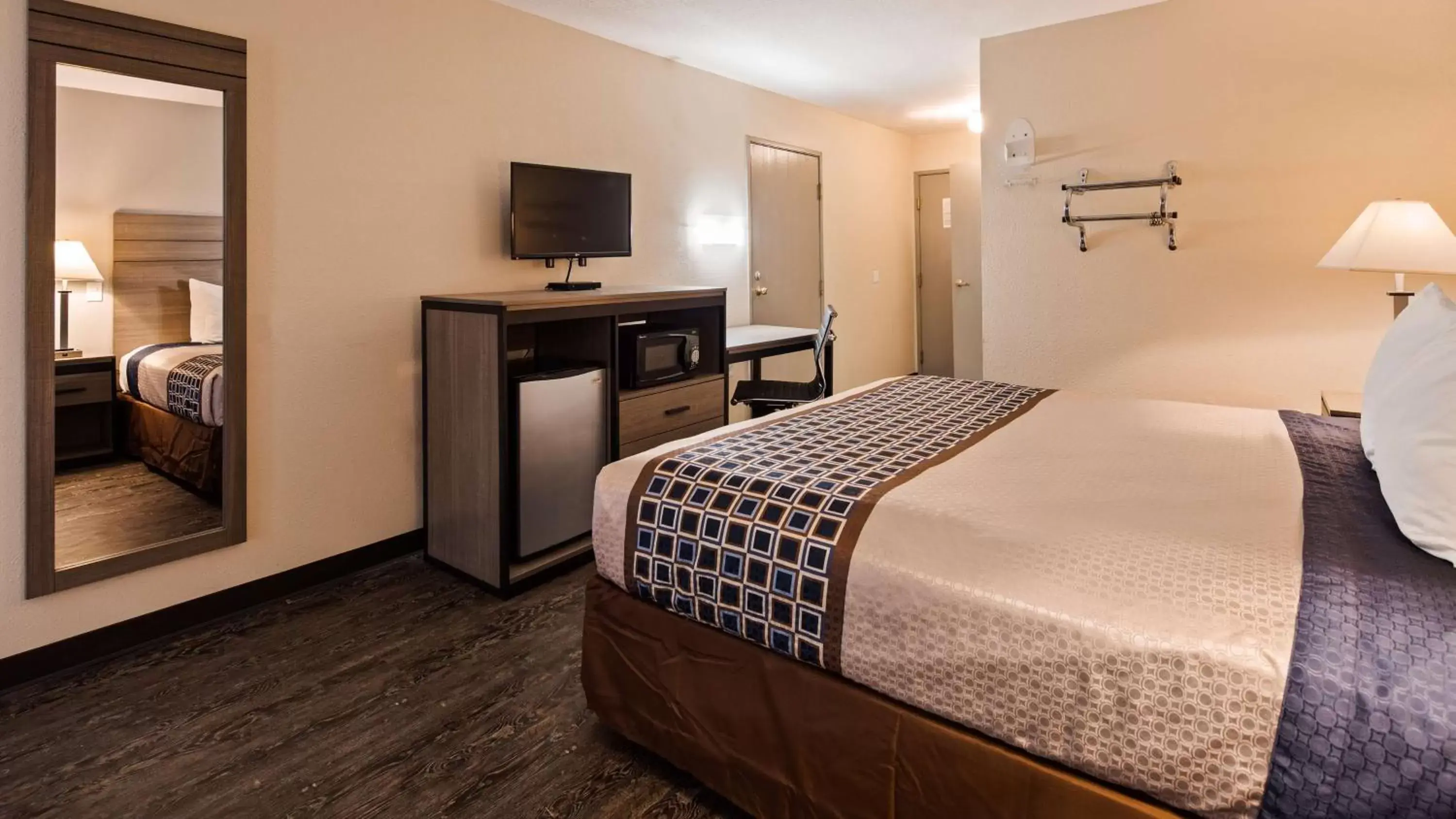 Bedroom, Bed in SureStay Hotel by Best Western Albuquerque Midtown