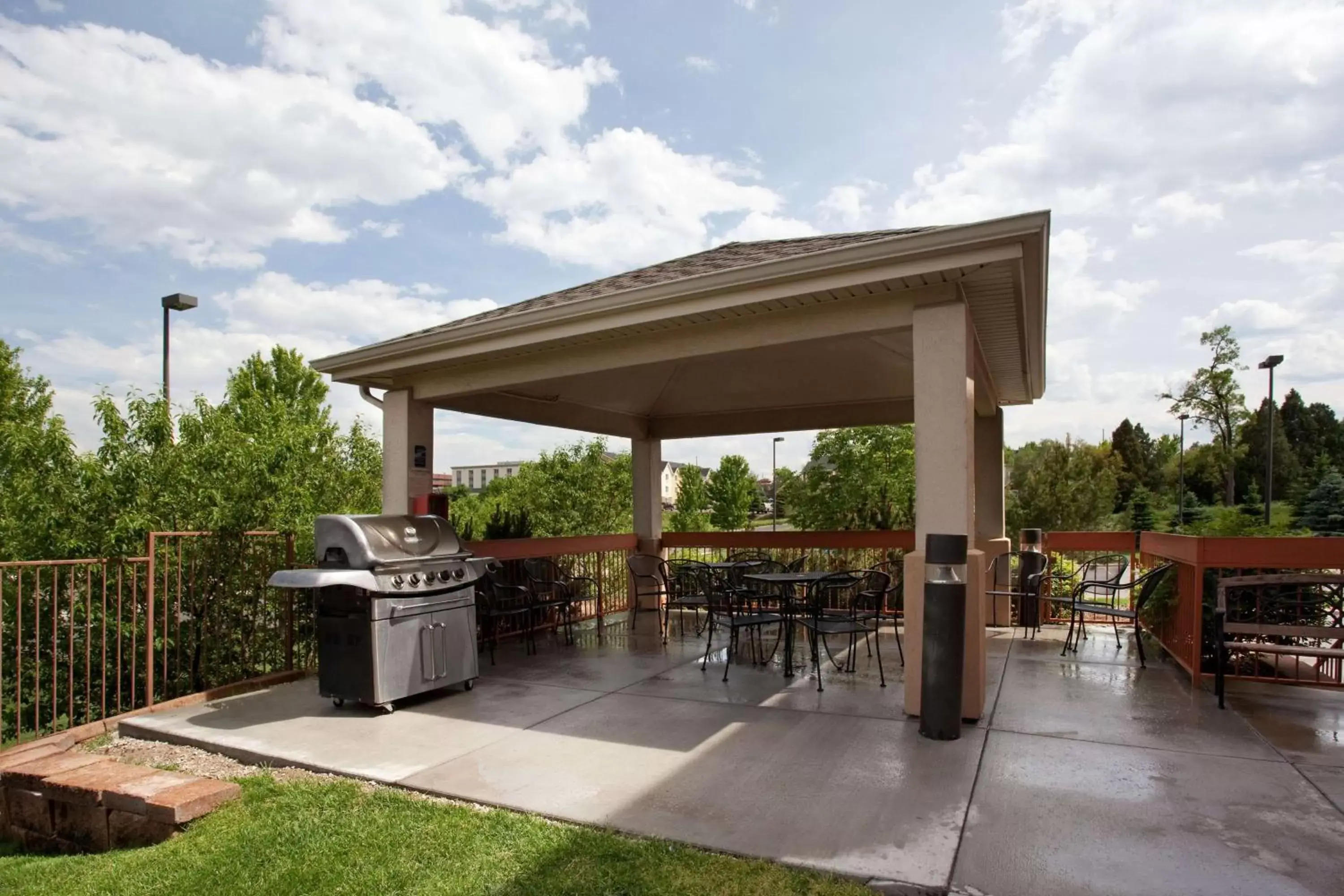 Patio, BBQ Facilities in Sonesta Simply Suites Denver West Federal Center