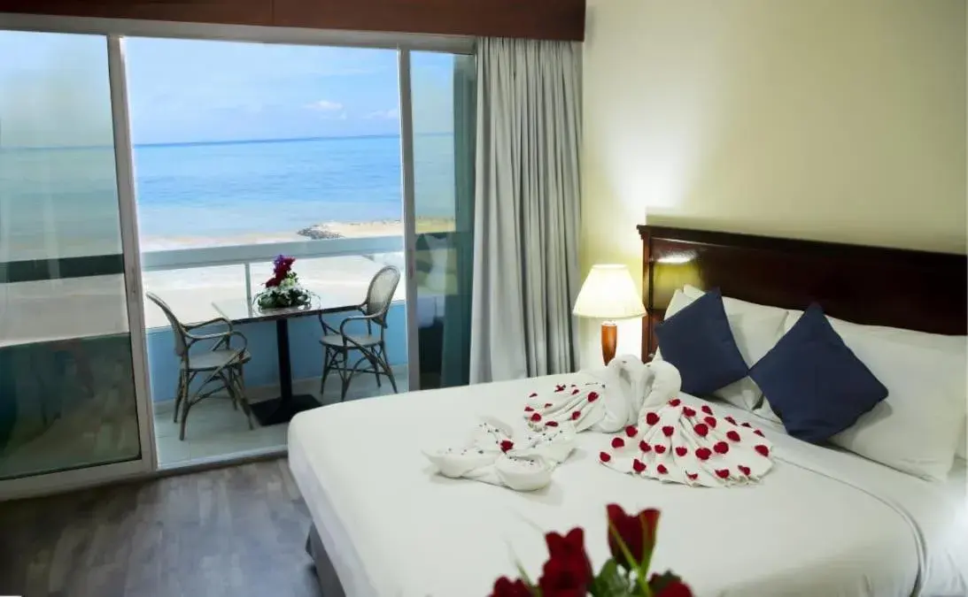 Balcony/Terrace, Bed in Mermaid Beach Hotel LLC