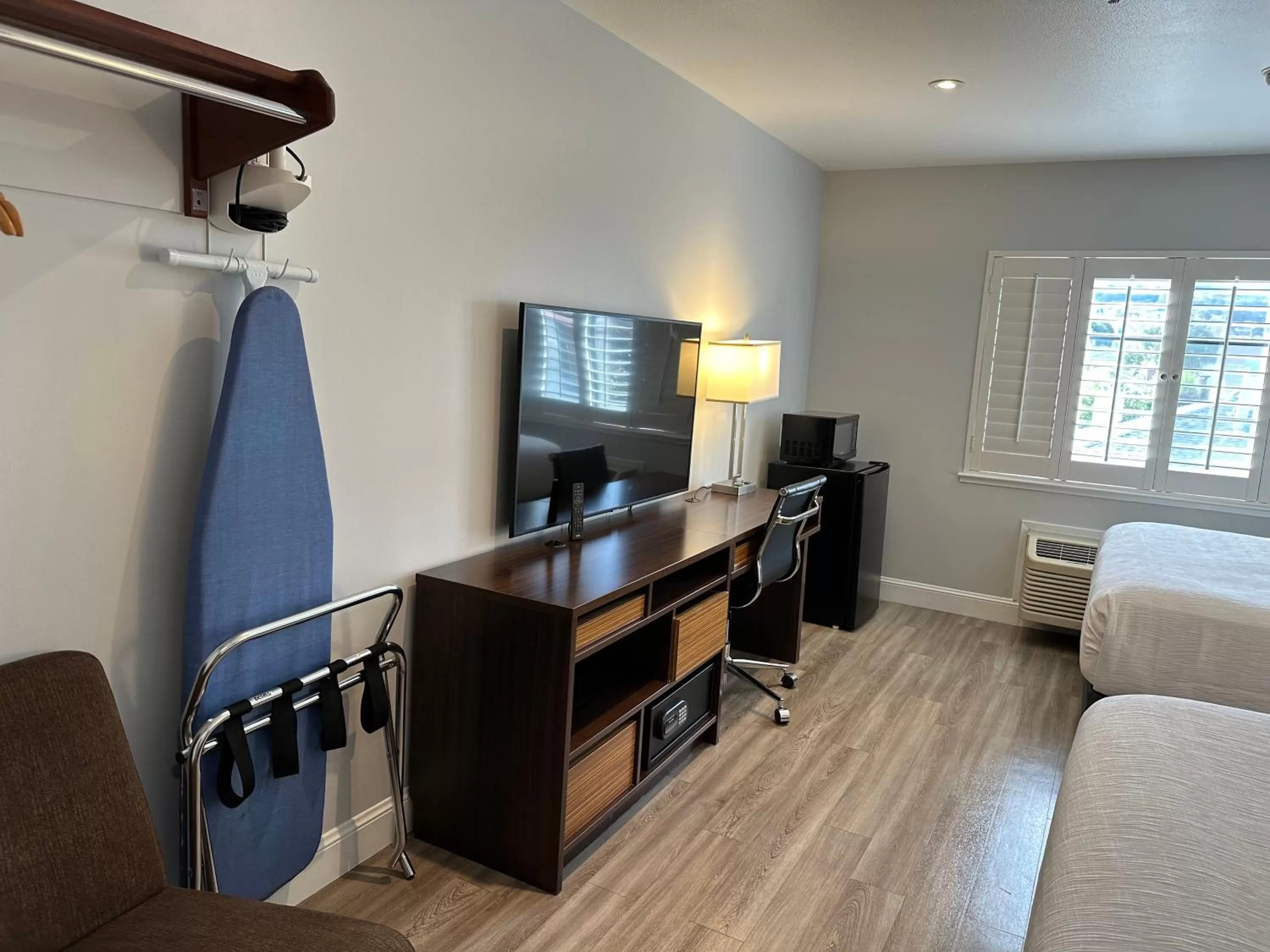 Bed, TV/Entertainment Center in Super 8 by Wyndham San Bruno /SF Intl Arpt West
