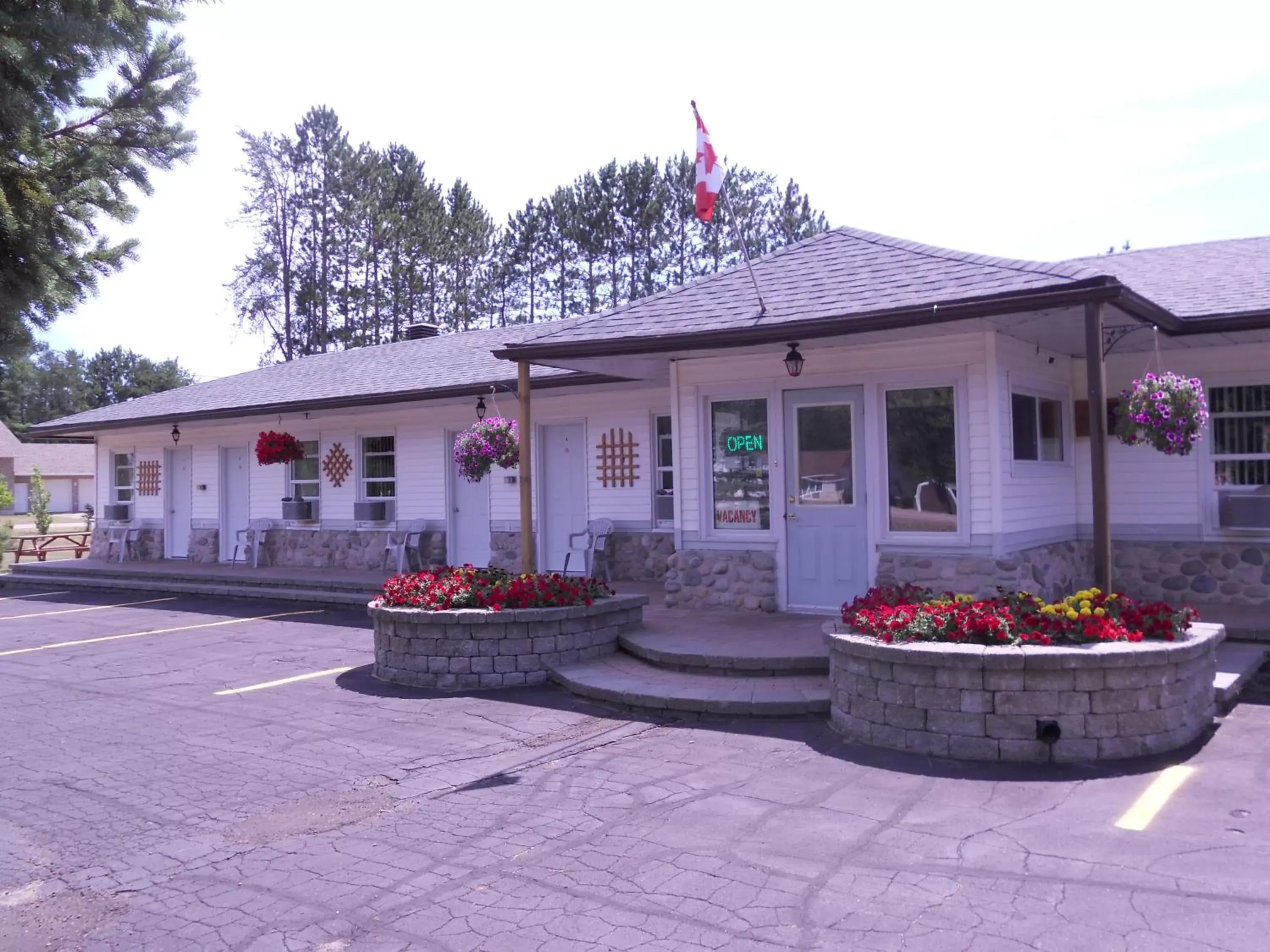 Property Building in Deep River Motel