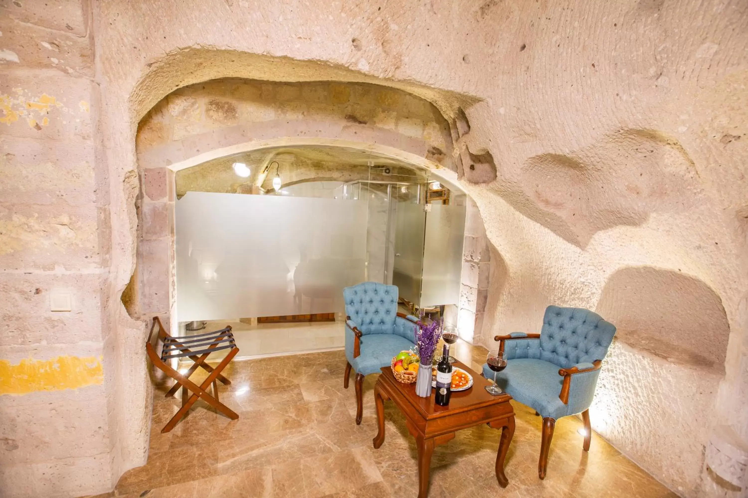 Seating area in Imperial Cave Suites & Spa