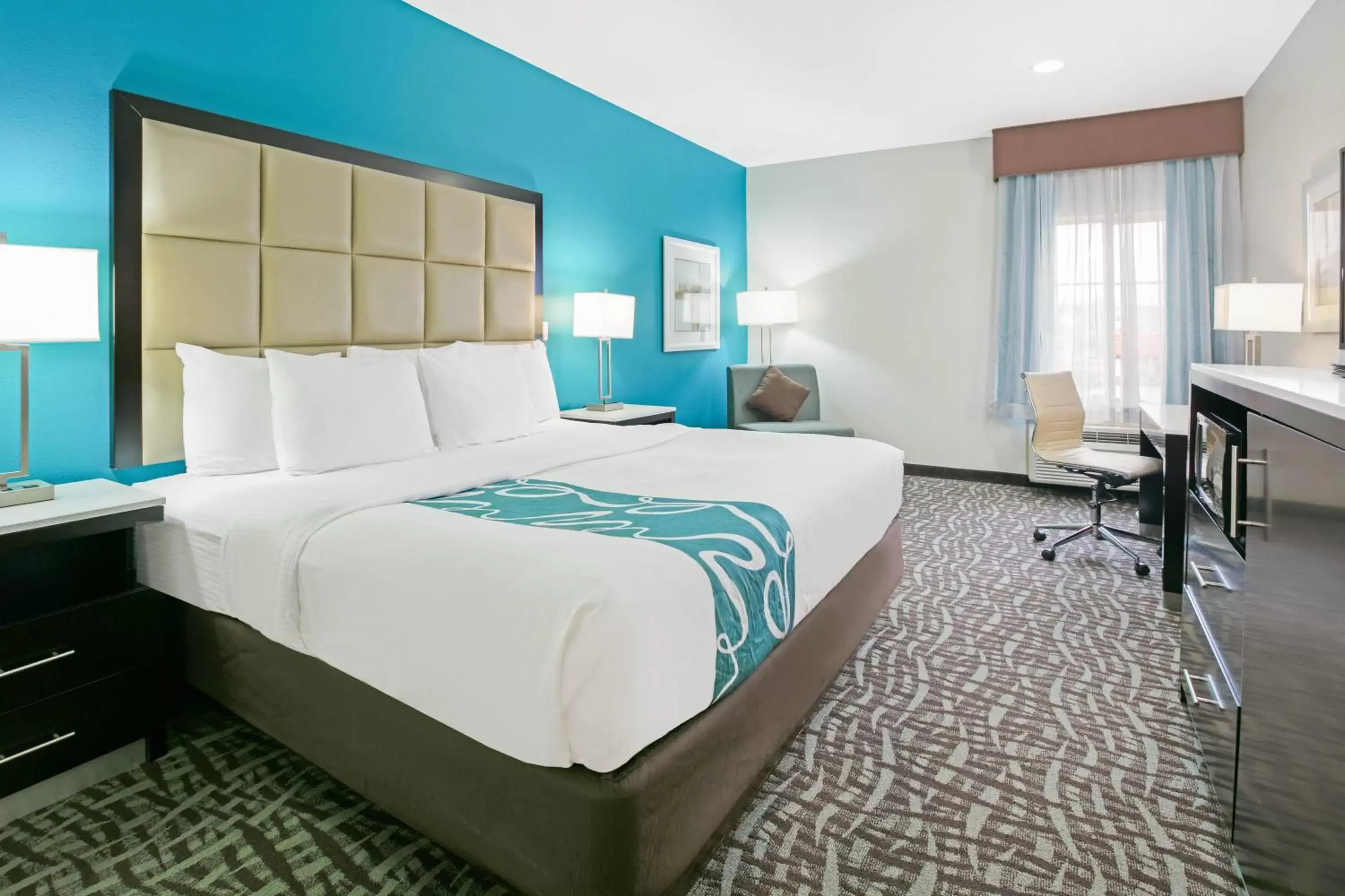 Photo of the whole room in La Quinta Inn and Suites by Wyndham Paris