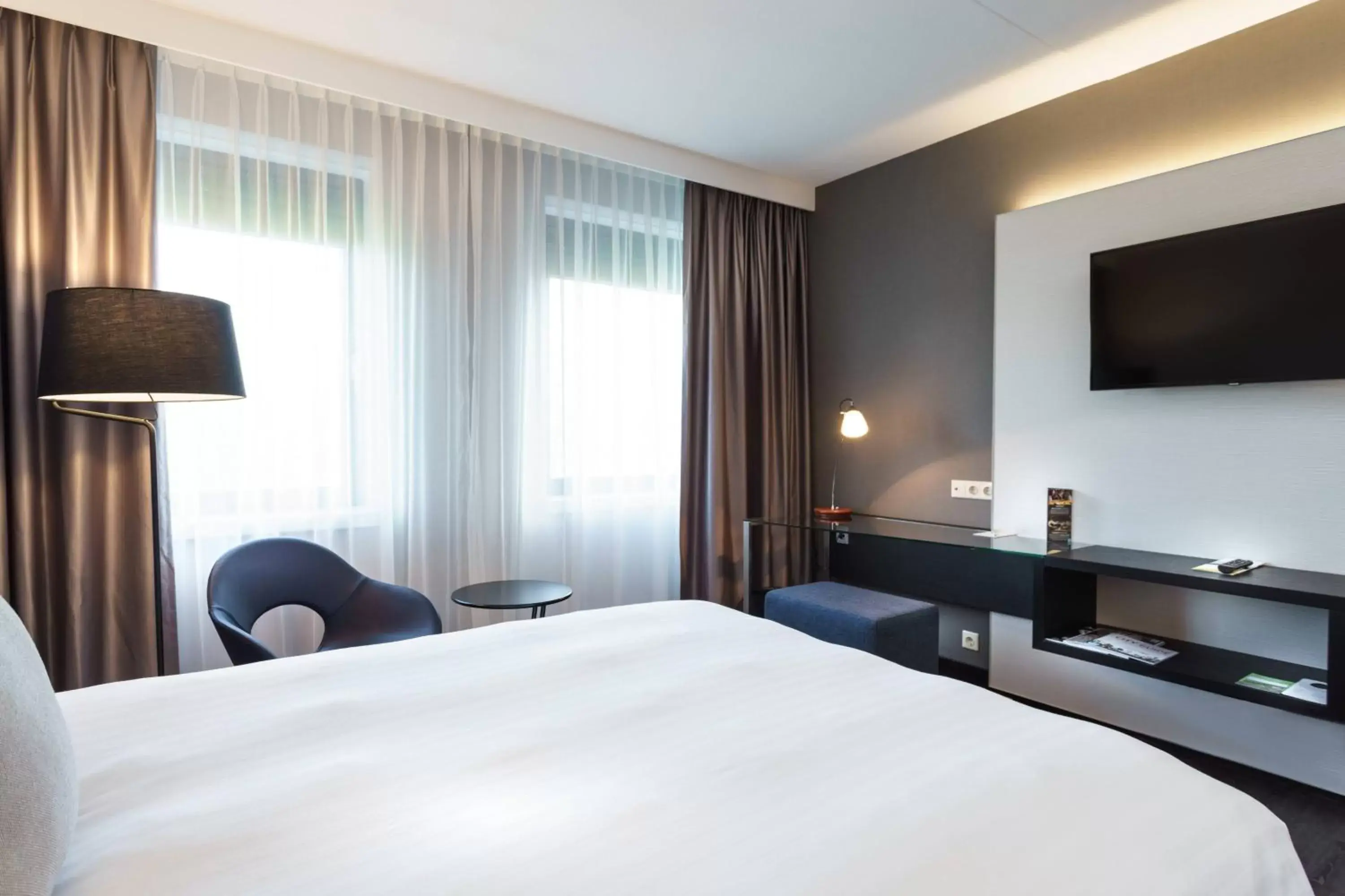 Photo of the whole room, Bed in Courtyard by Marriott Amsterdam Airport