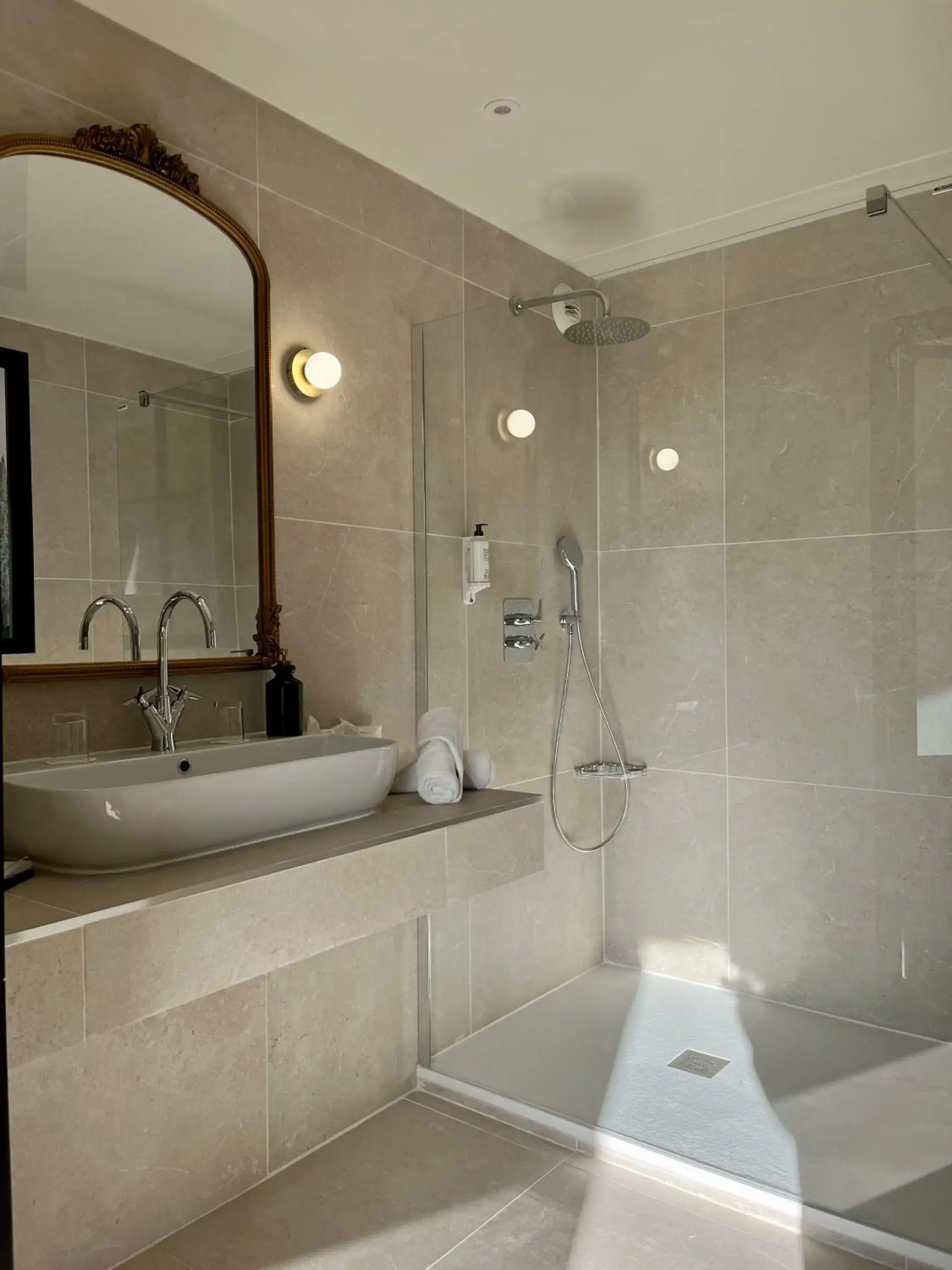 Shower, Bathroom in Best Western Sevan Parc Hotel