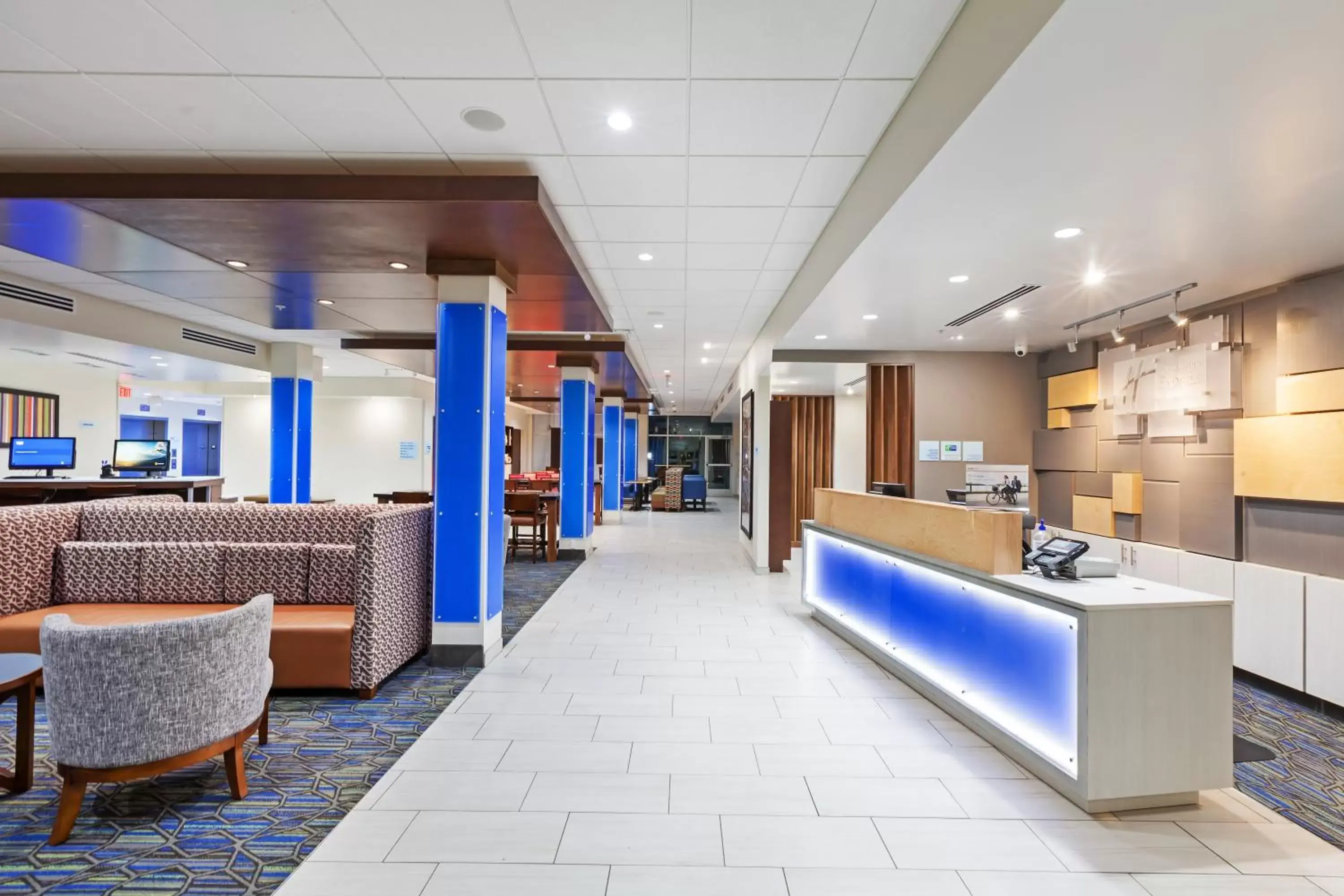 Property building, Lobby/Reception in Holiday Inn Express & Suites Tulsa South - Woodland Hills, an IHG Hotel