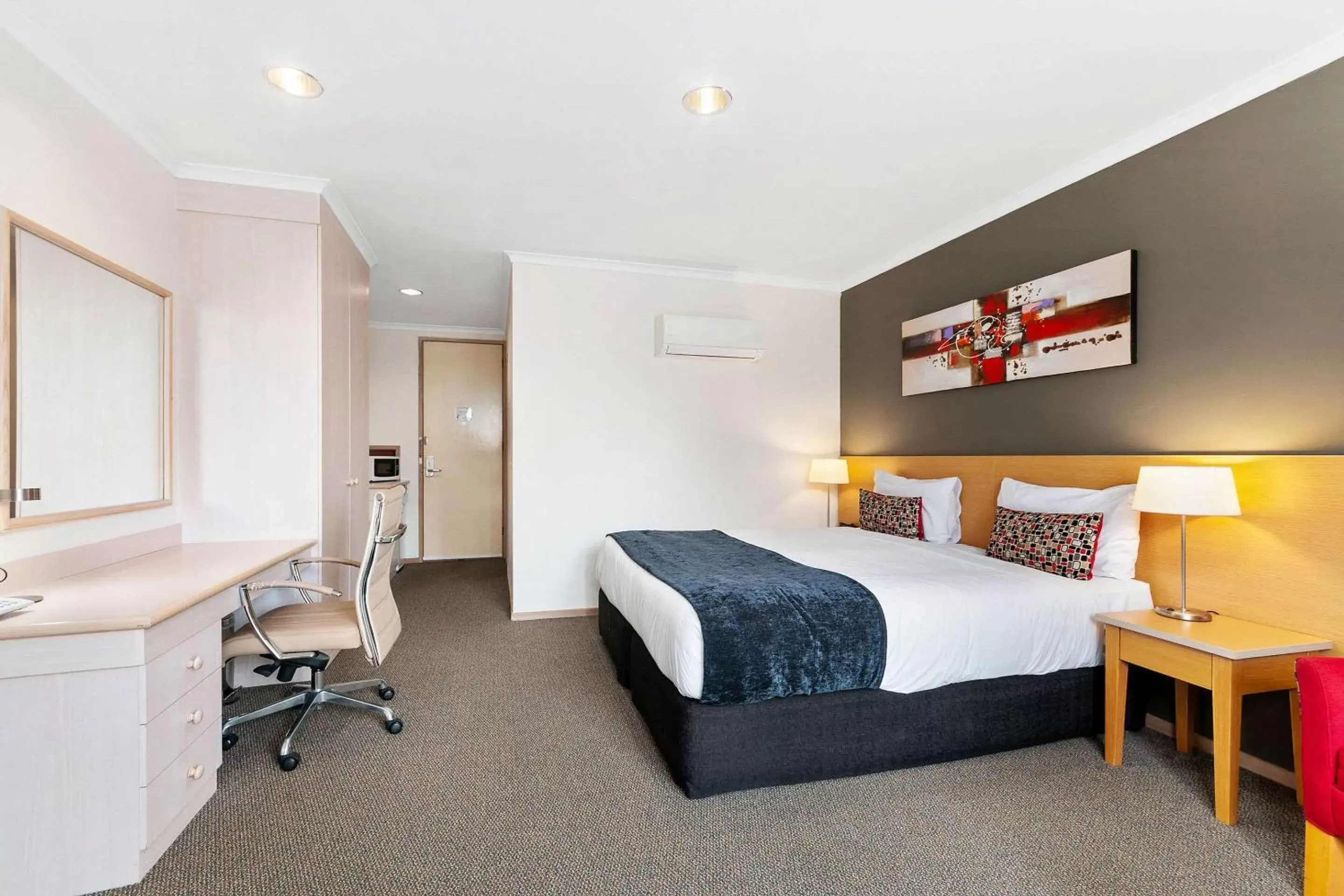 Photo of the whole room, Bed in Quality Inn & Suites Traralgon
