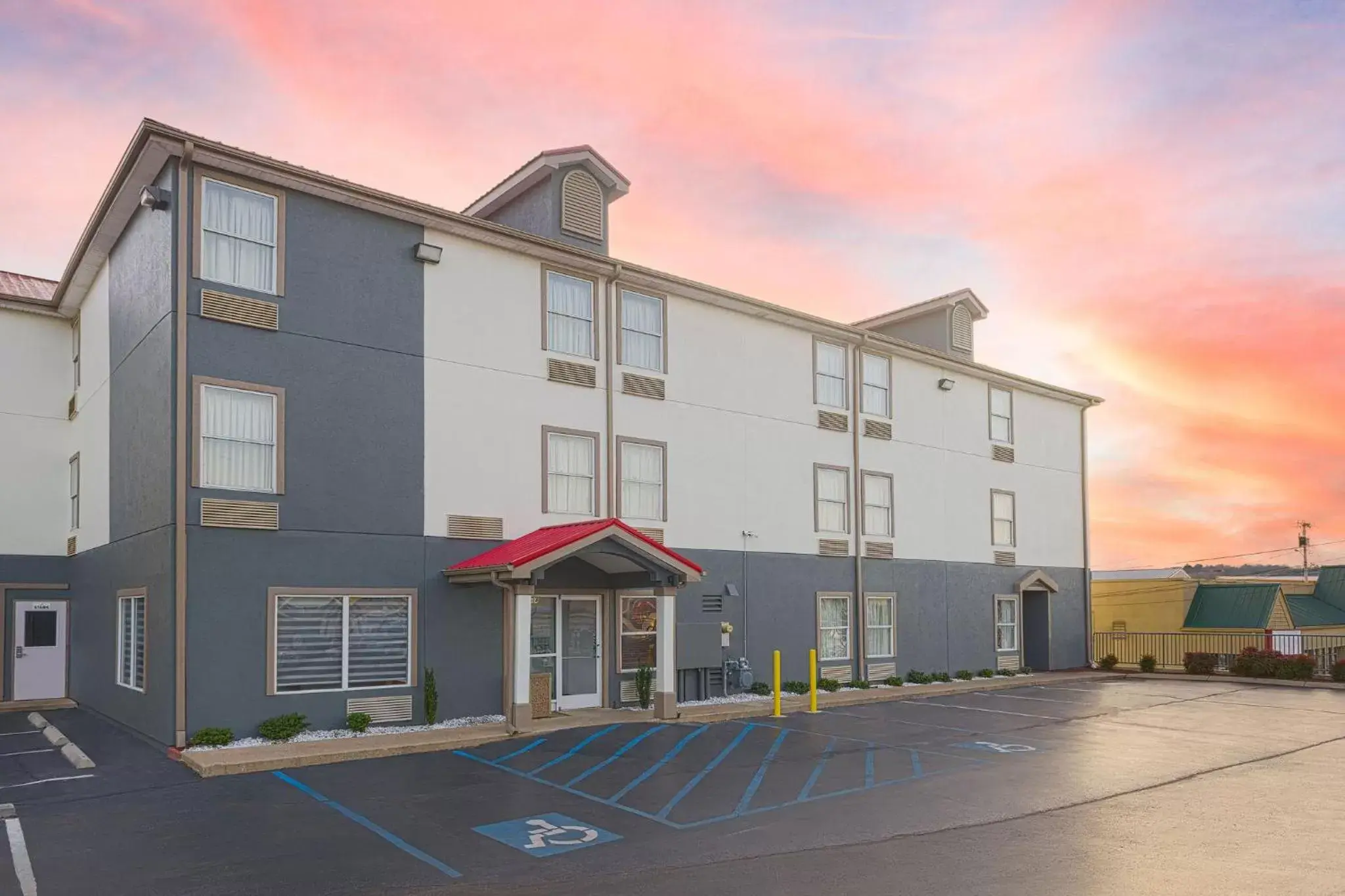 Property Building in SureStay Plus Hotel Chattanooga Hamilton Place by Best Western