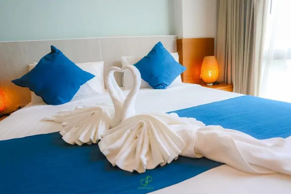 Bed in CRYSTAL JADE  RAYONG HOTEL