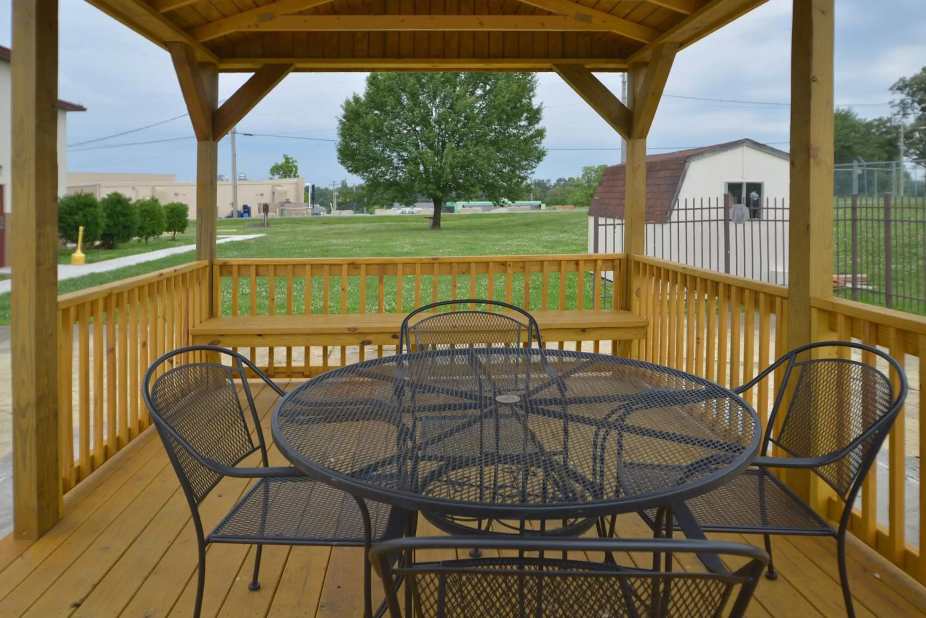 Property building, Patio/Outdoor Area in Red Roof Inn Paducah