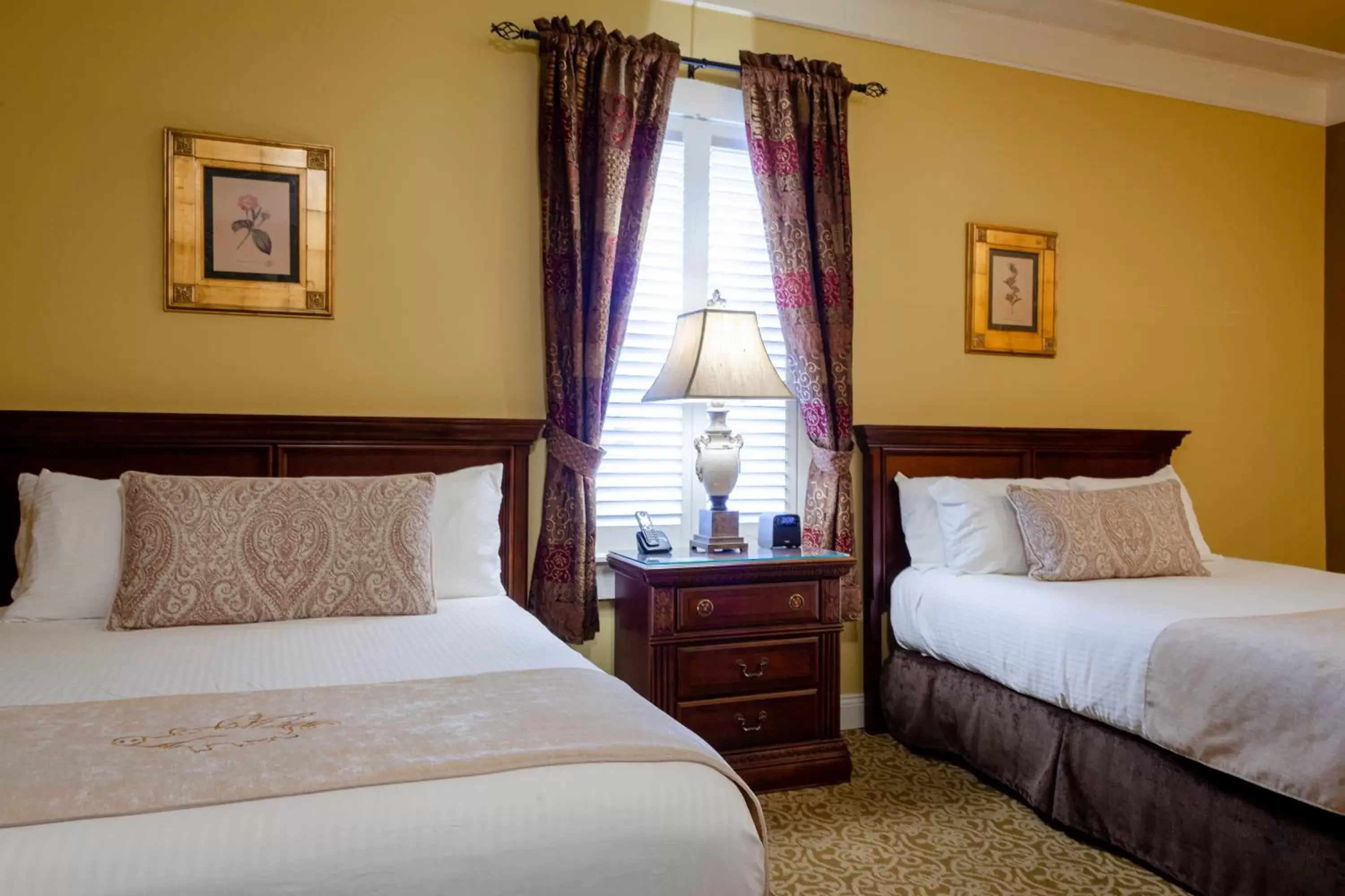 Bed in The Inn at Leola Village, a Historic Hotel of America