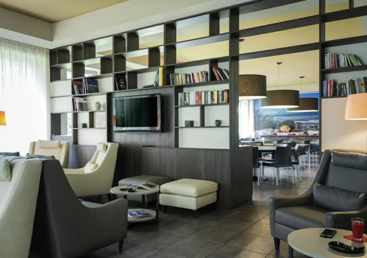 Communal lounge/ TV room, Seating Area in Bis Hotel Varese