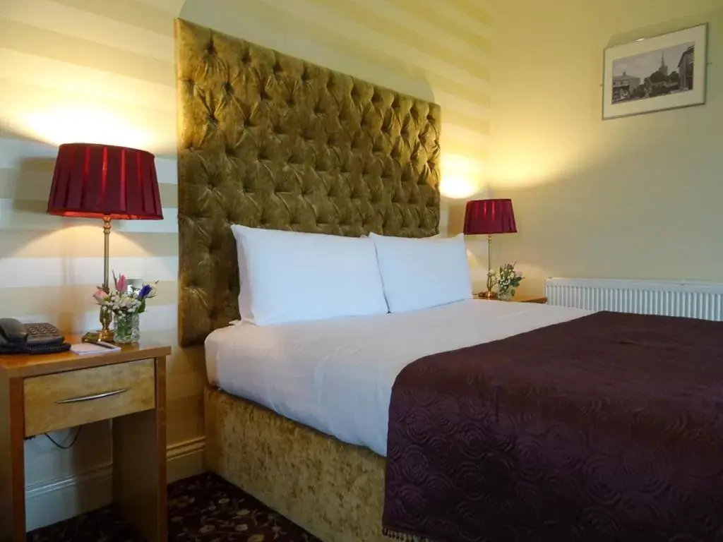 Bedroom, Bed in Raheen Woods Hotel