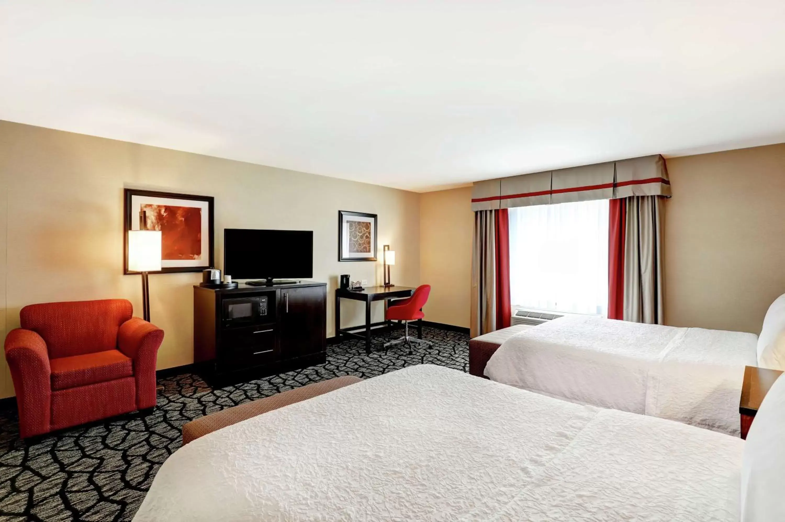 Bedroom, Bed in Hampton Inn by Hilton Chilliwack