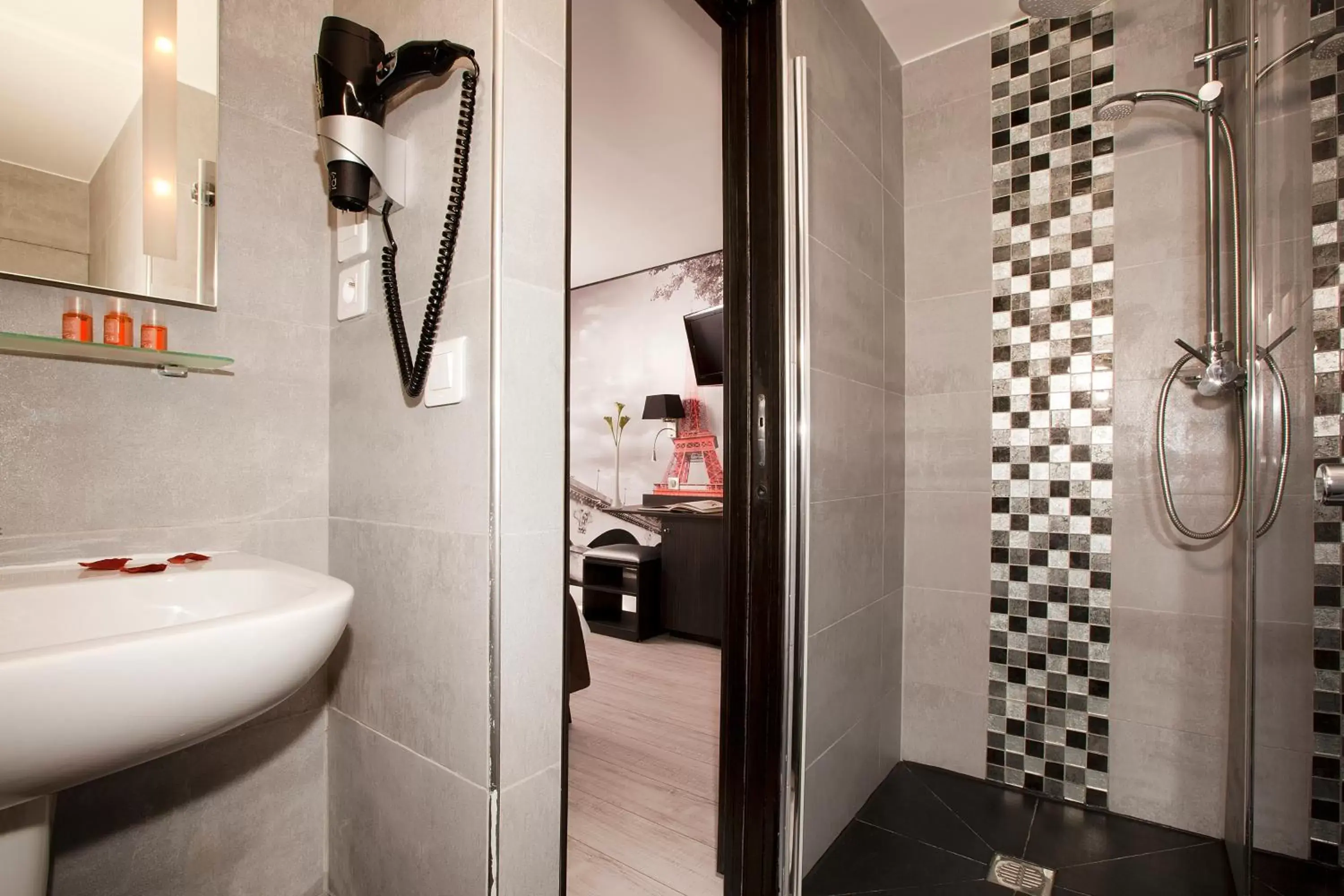Bathroom in Hôtel Eden Opéra