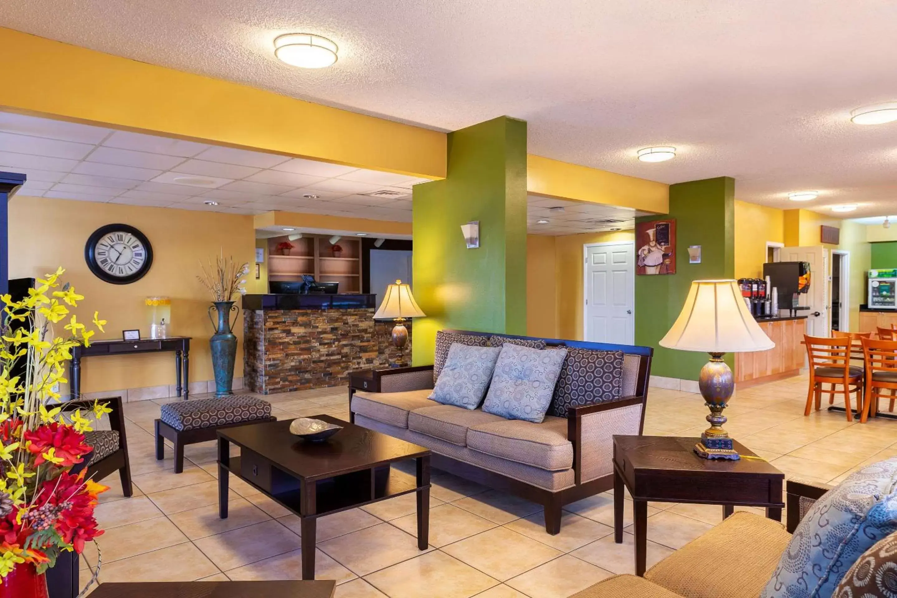 Lobby or reception, Lounge/Bar in Quality Inn at Arlington Highlands