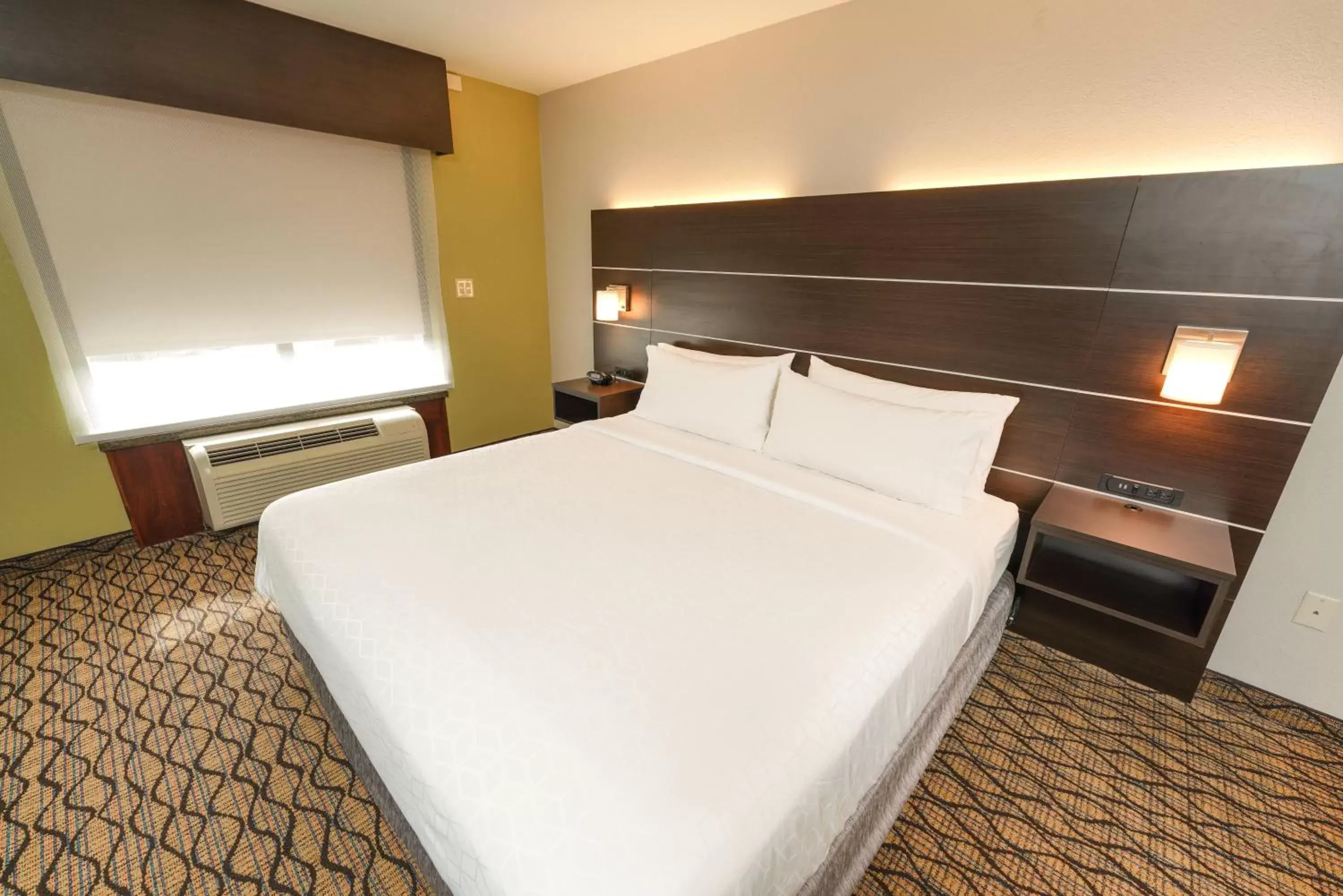 Photo of the whole room, Bed in Holiday Inn Express and Suites Springfield Medical District, an IHG Hotel