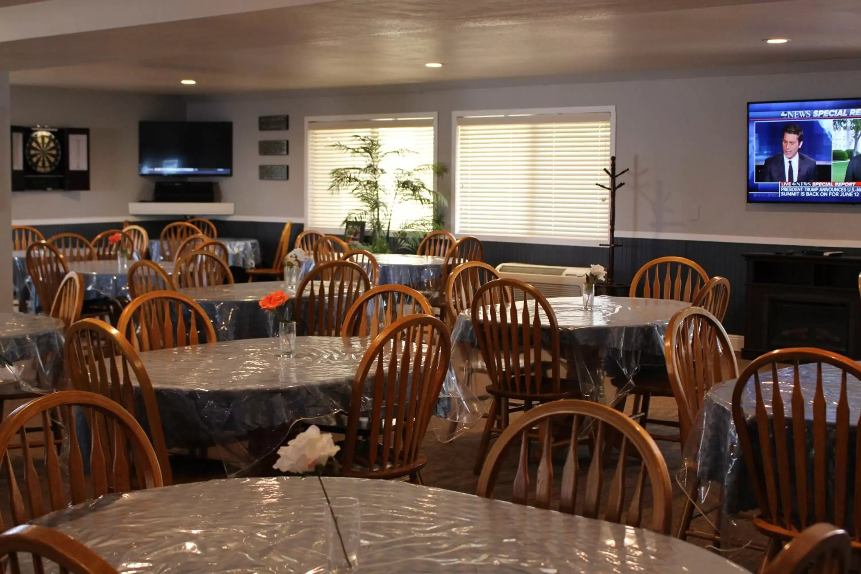 Restaurant/Places to Eat in O'Cairns Inn and Suites