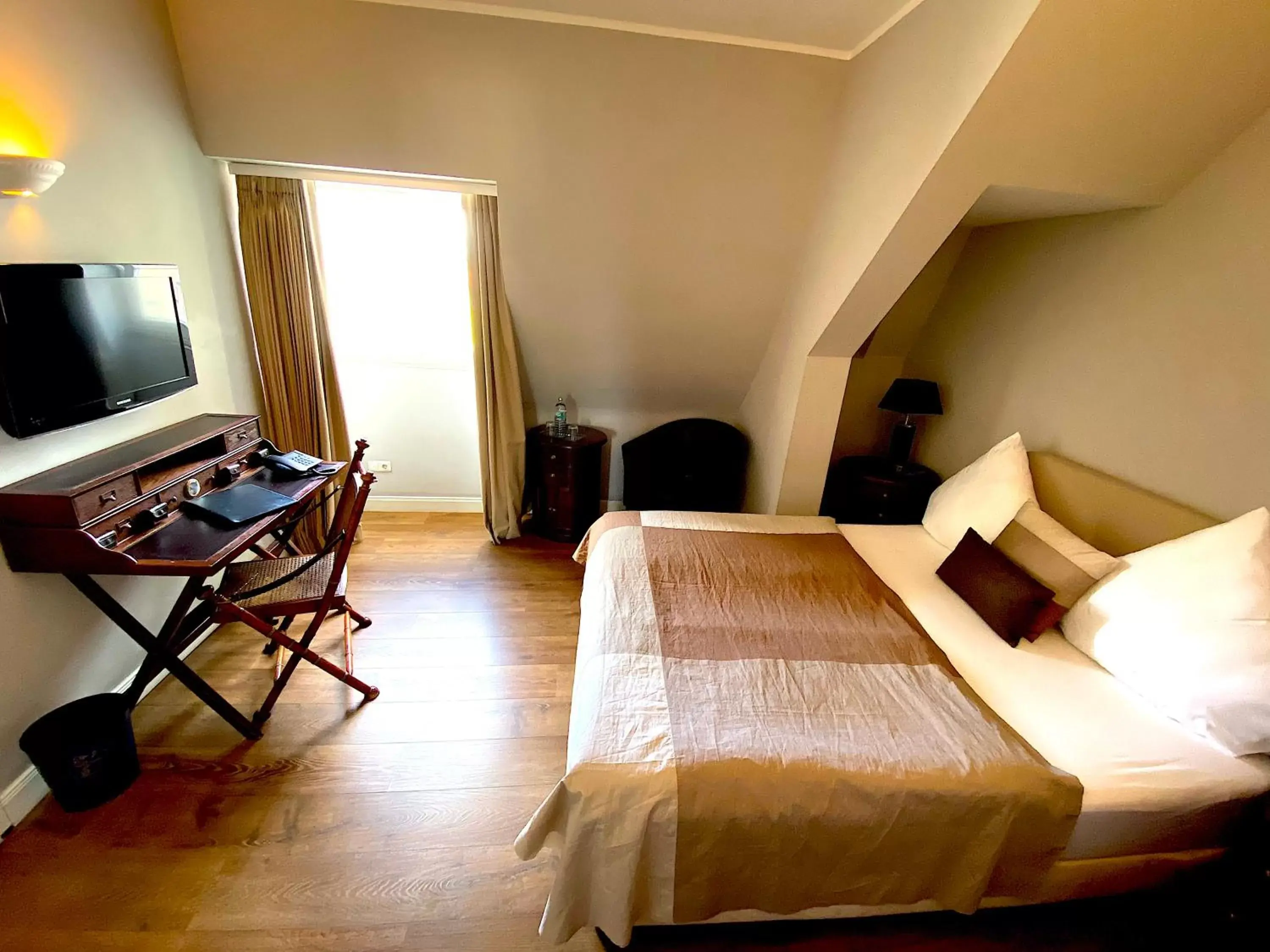 Photo of the whole room, Bed in Das Nikolai Hotel