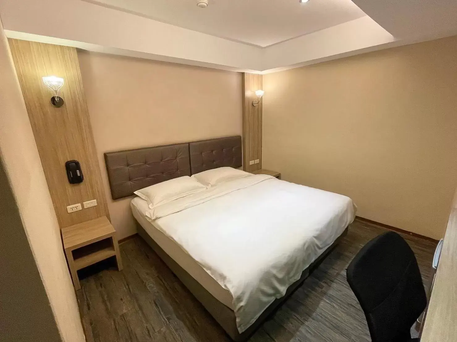 Bedroom, Bed in The Riverside Hotel International