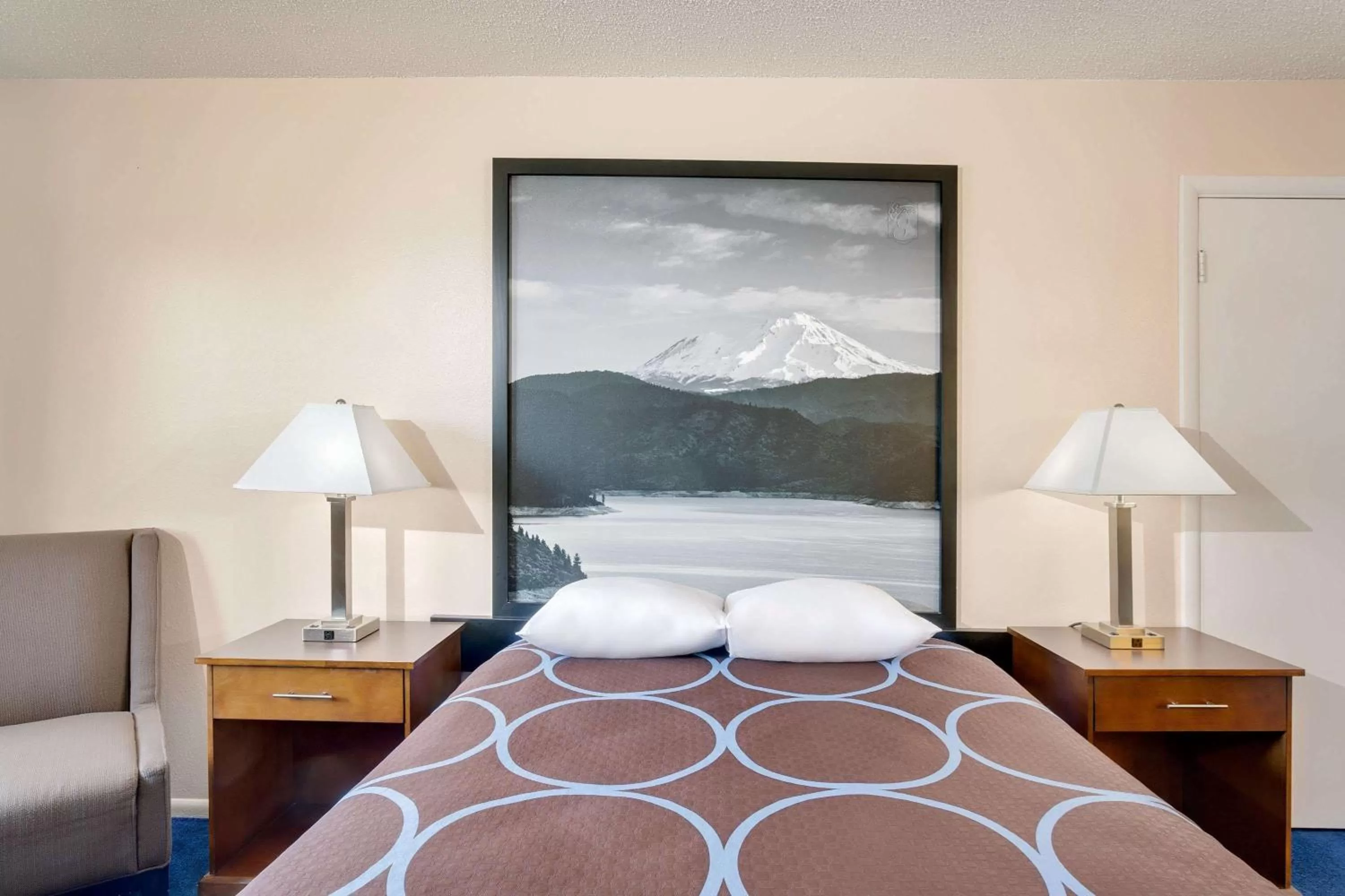 Photo of the whole room, Bed in Super 8 by Wyndham Alturas