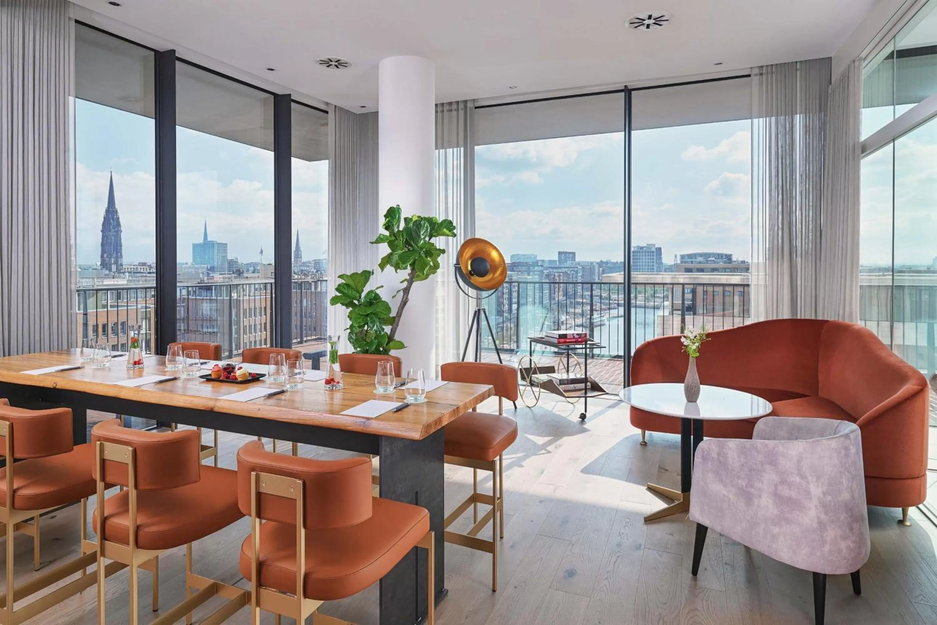 Lounge or bar in The Westin Hamburg Elbphilharmonie