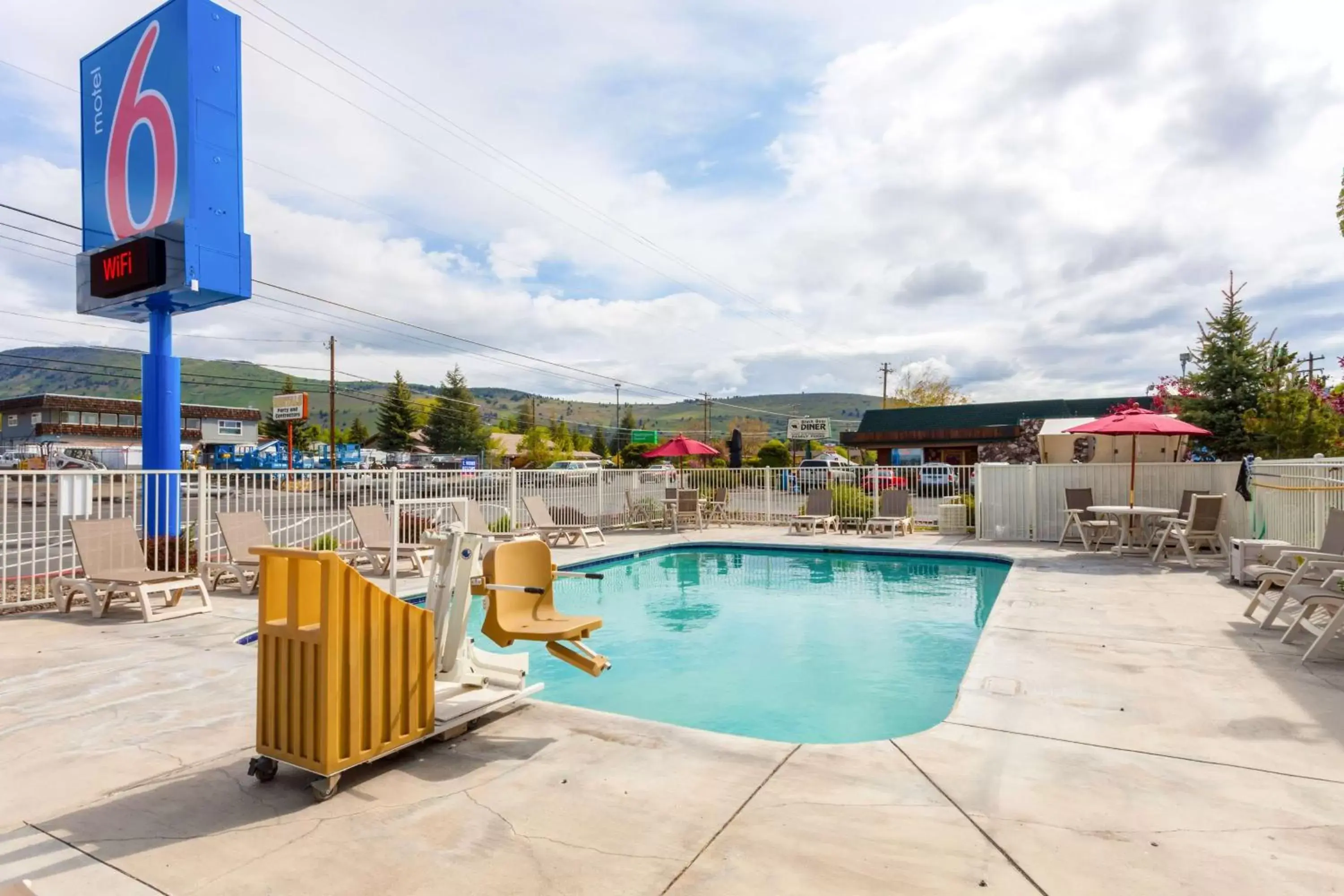 Day, Swimming Pool in Motel 6-Klamath Falls, OR