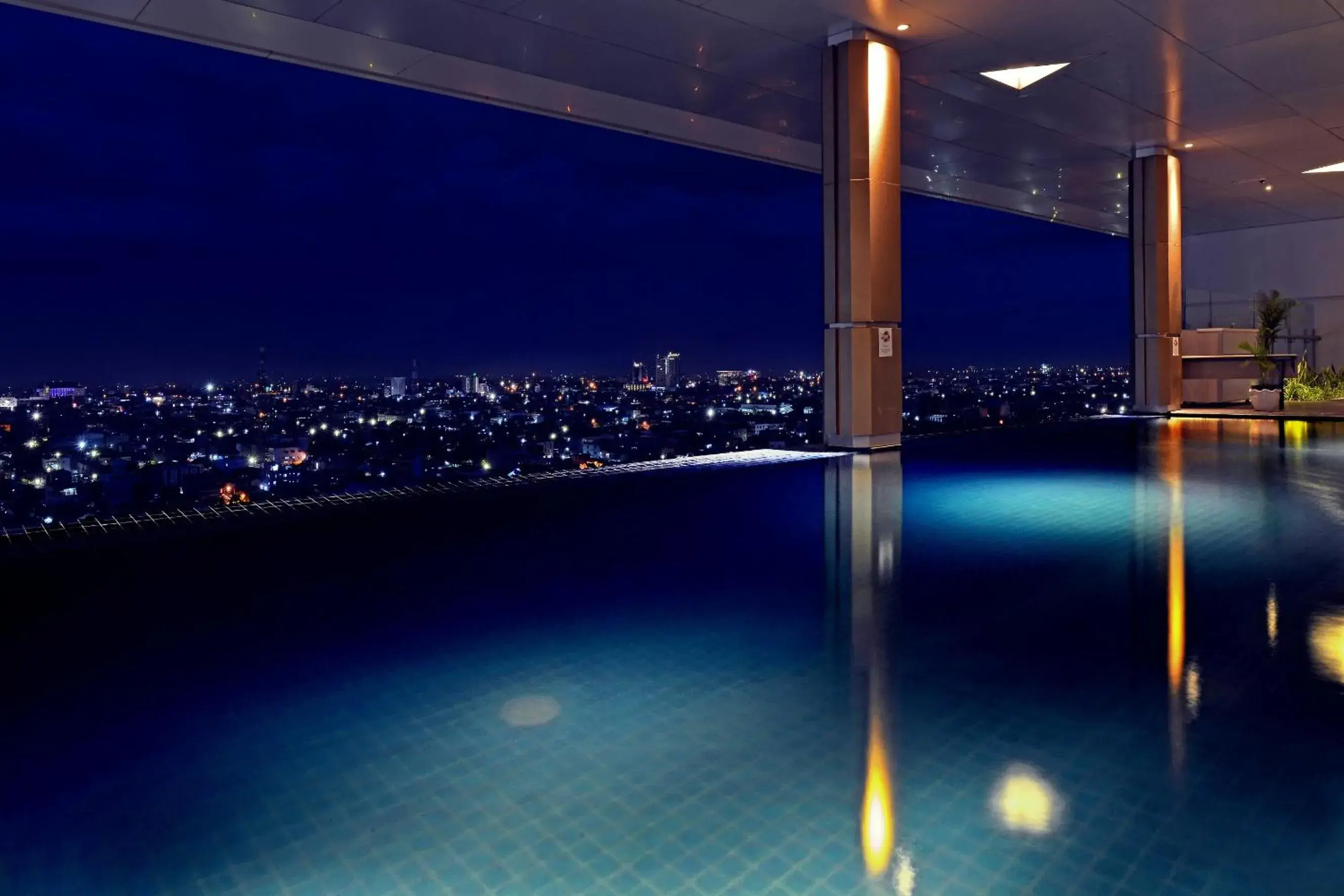 Swimming pool in FOX Hotel Pekanbaru Swimming pool in FOX Hotel Pekanbaru