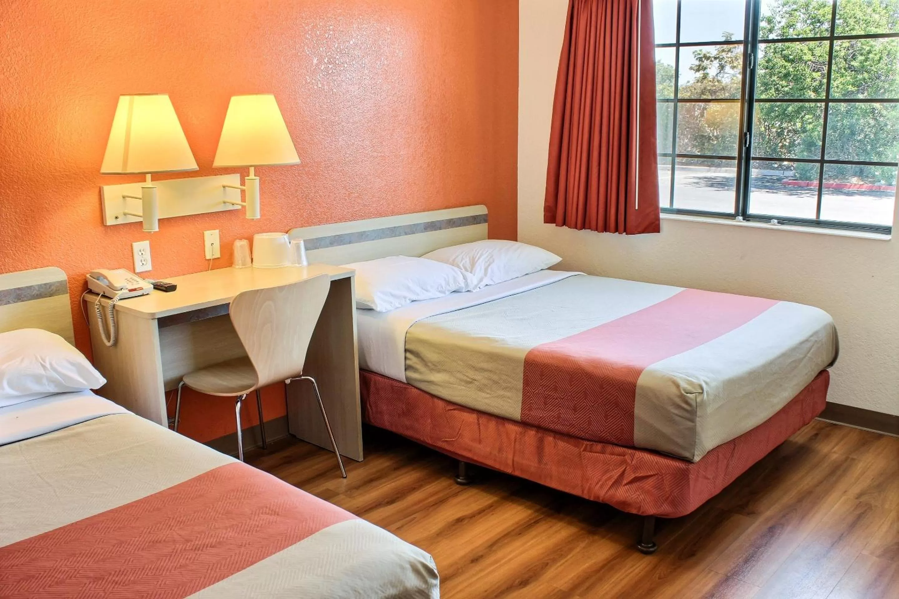 TV and multimedia, Bed in Motel 6-Coalinga, CA - East