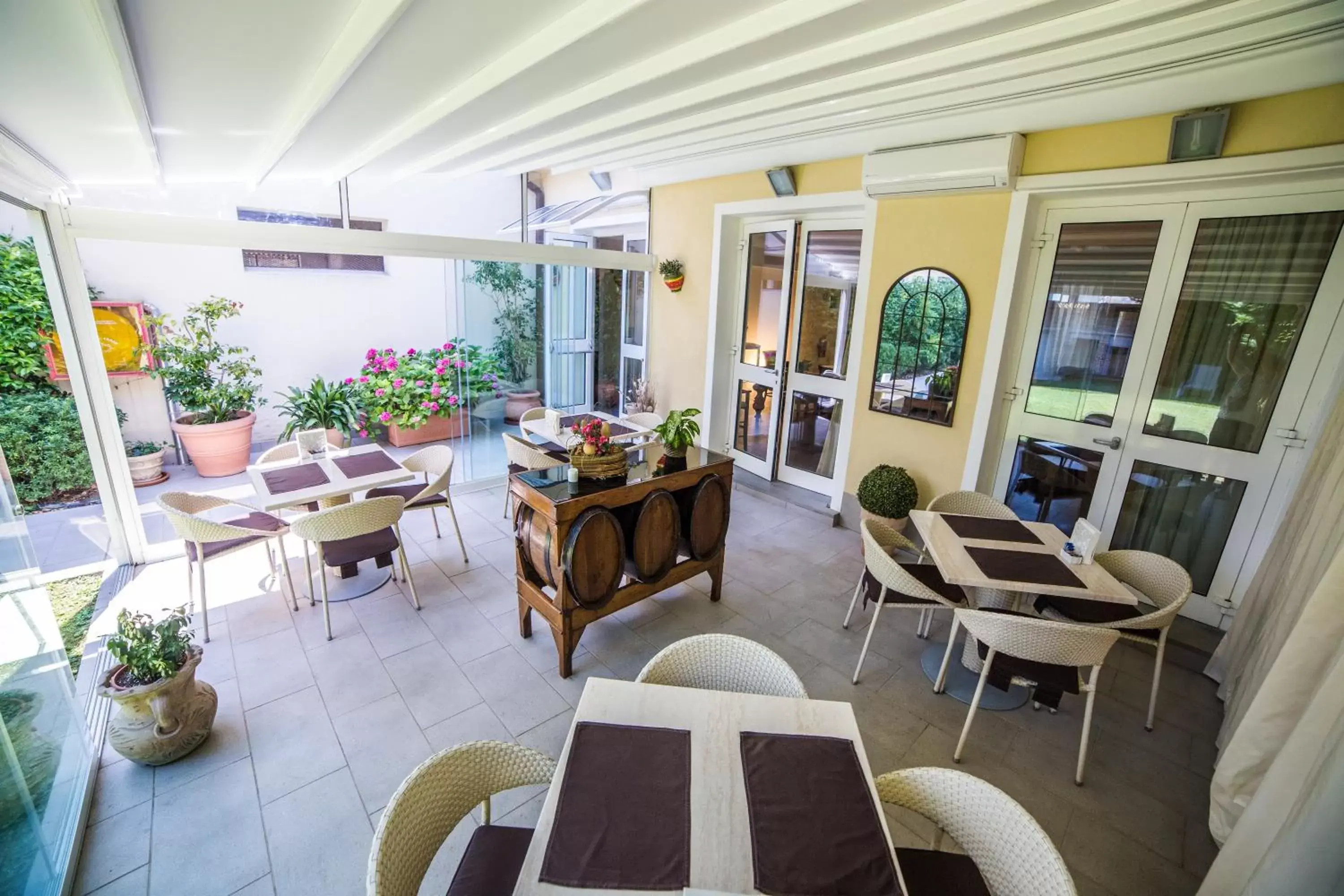 Patio, Restaurant/Places to Eat in Hotel Patavium