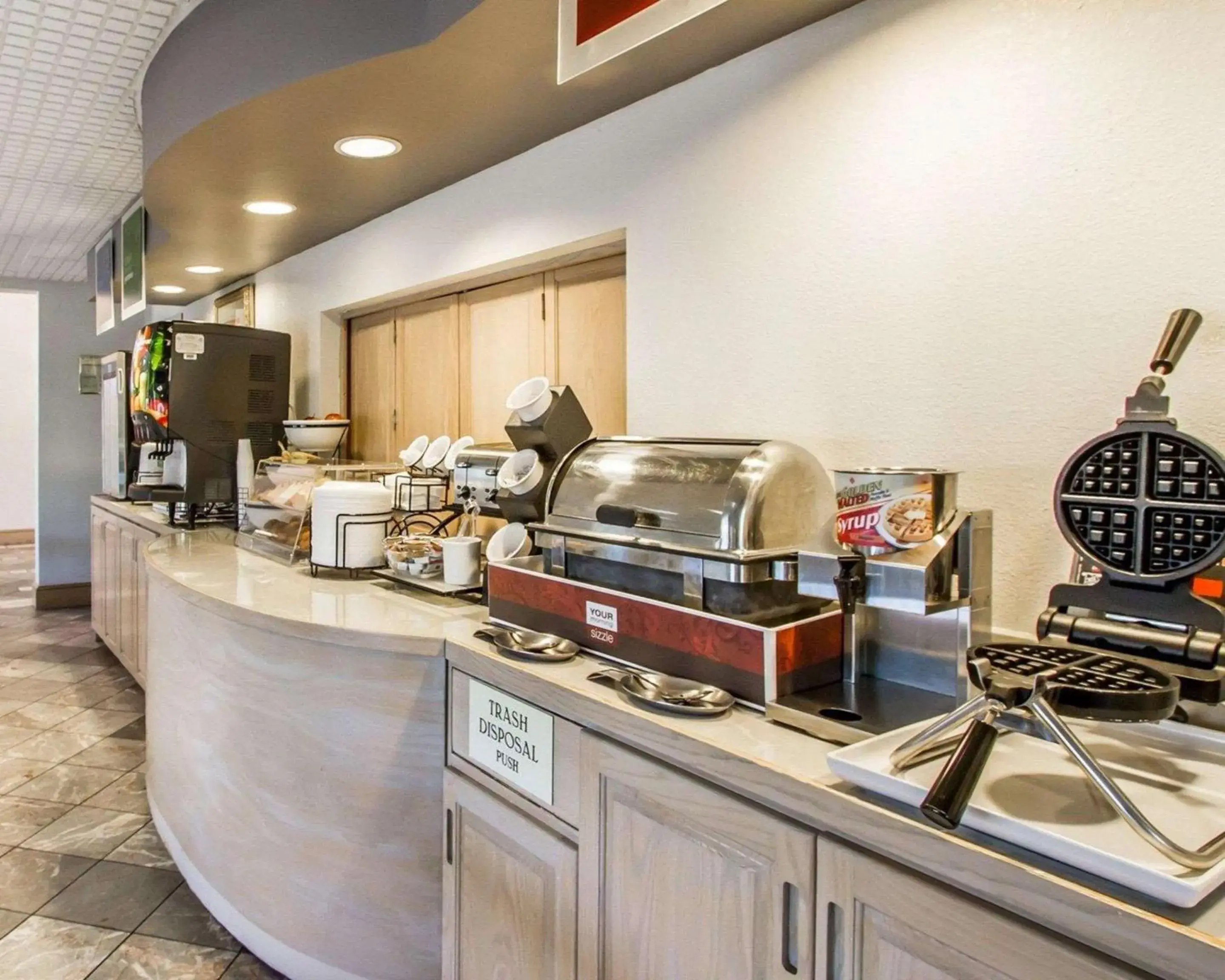 Restaurant/places to eat, Kitchen/Kitchenette in Quality Inn Columbia