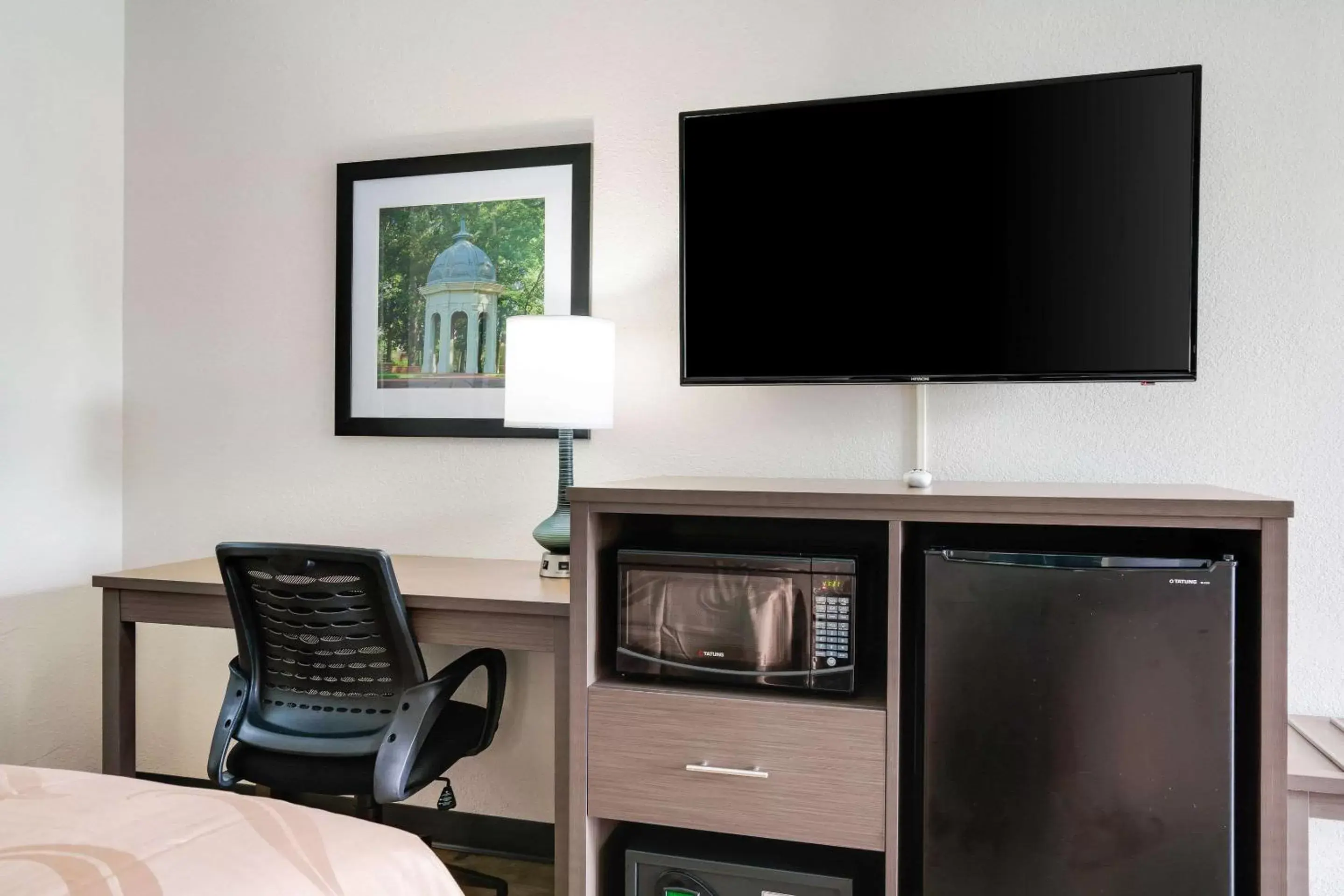 Photo of the whole room, TV/Entertainment Center in Quality Inn Greenville near University