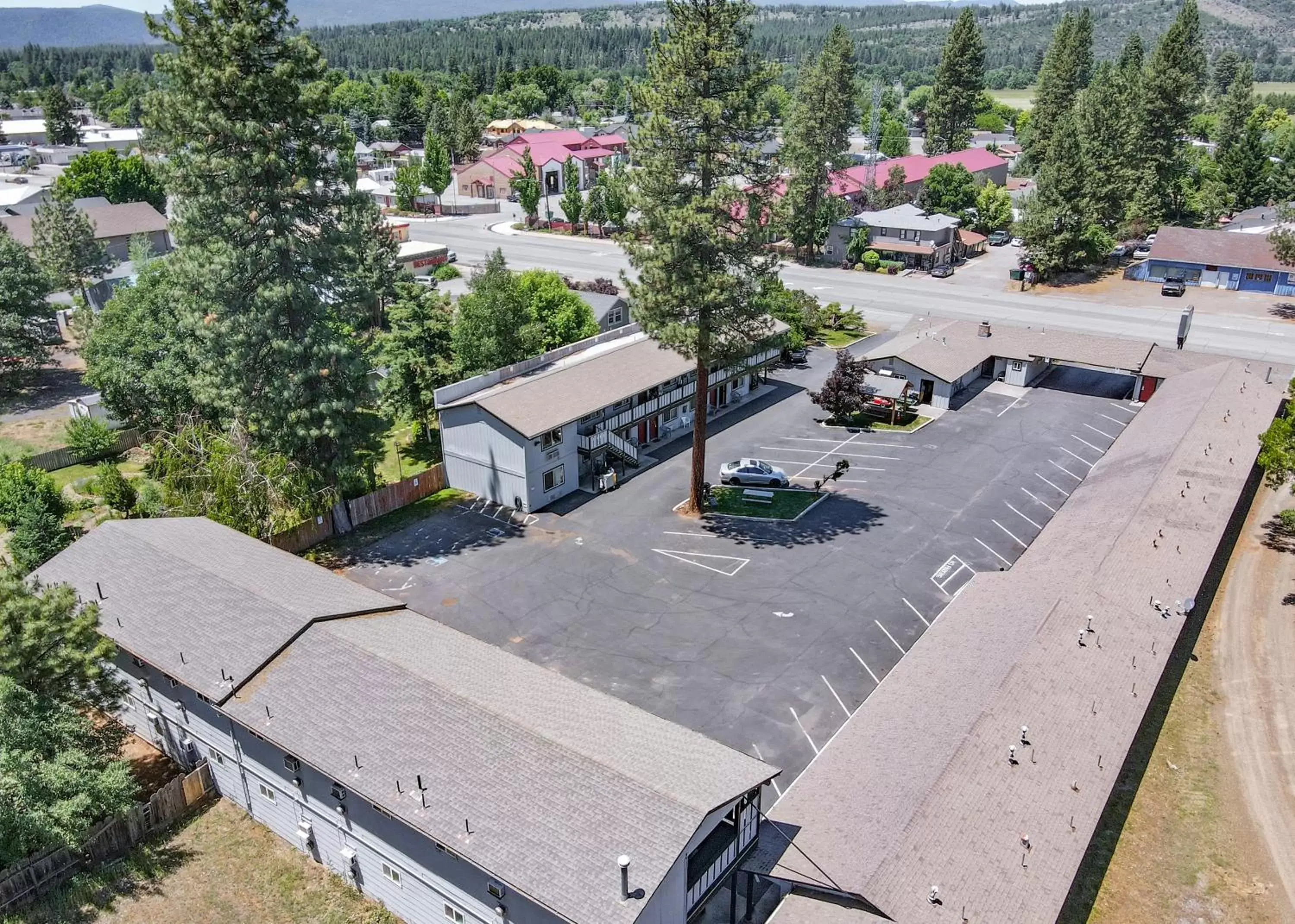 Property building, Bird's-eye View in Charm Motel & Suites